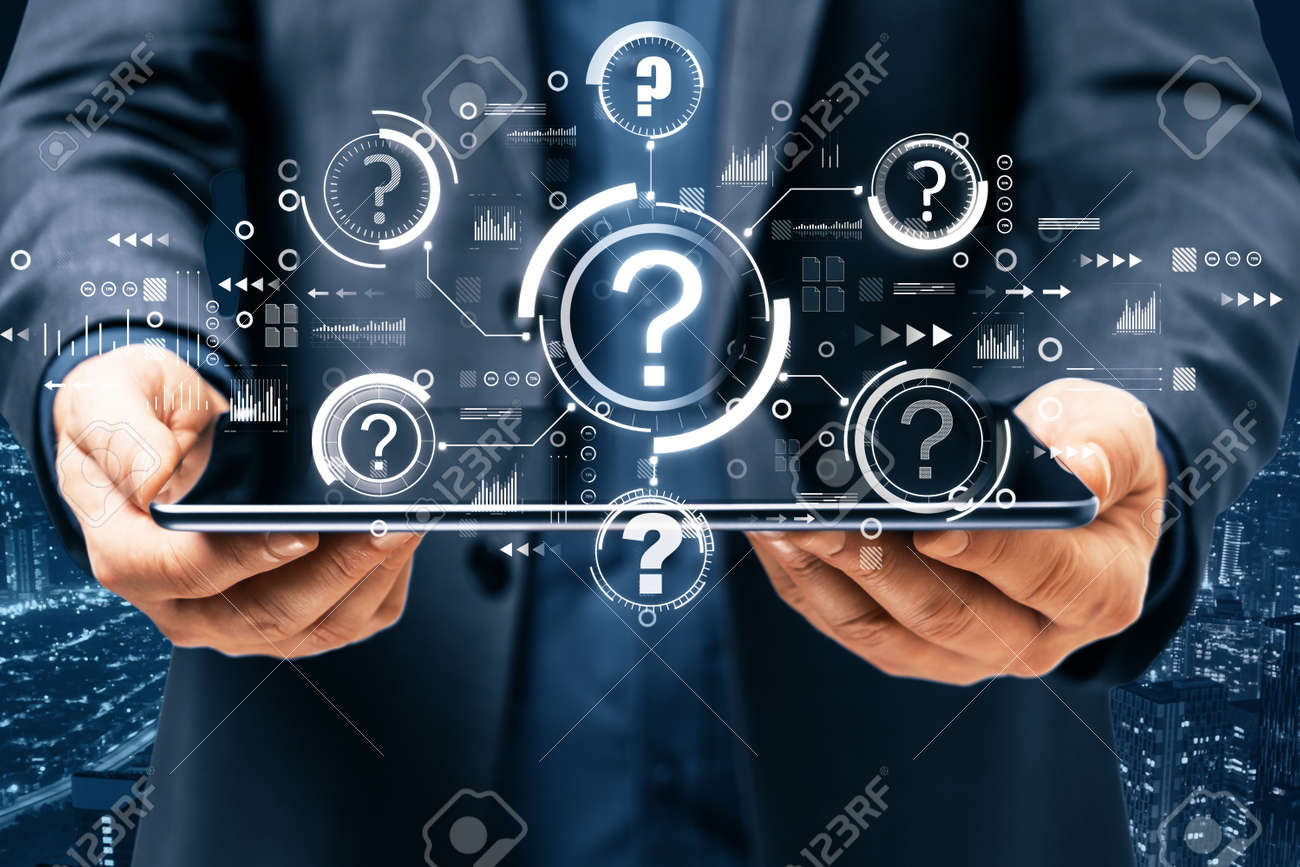 Feche acima da mão do homem de negócios que prende o tablet com relação brilhante abstrata dos pontos de interrogação no fundo da cidade da noite borrada. tecnologia, faq, ajuda em linha, conceito da solução do problema. - 175094473 Feche acima da mão do homem de negócios que prende o tablet com relação brilhante abstrata dos pontos de interrogação no fundo da cidade da noite borrada. tecnologia, faq, ajuda em linha, conceito da solução do problema. - 175094473