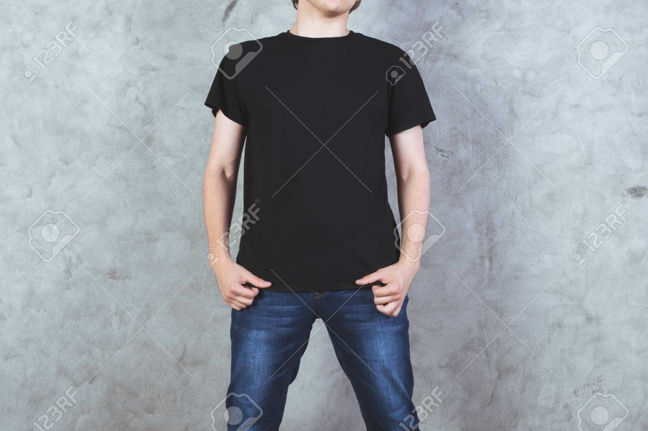 Vista Frontal Del Joven Camisa Negra Vacía Y Vaqueros En El Fondo De Muro De Hormigón. Bosquejo Fotos, Retratos, Imágenes Y Fotografía De Archivo Libres De Derecho. Image 65549476.