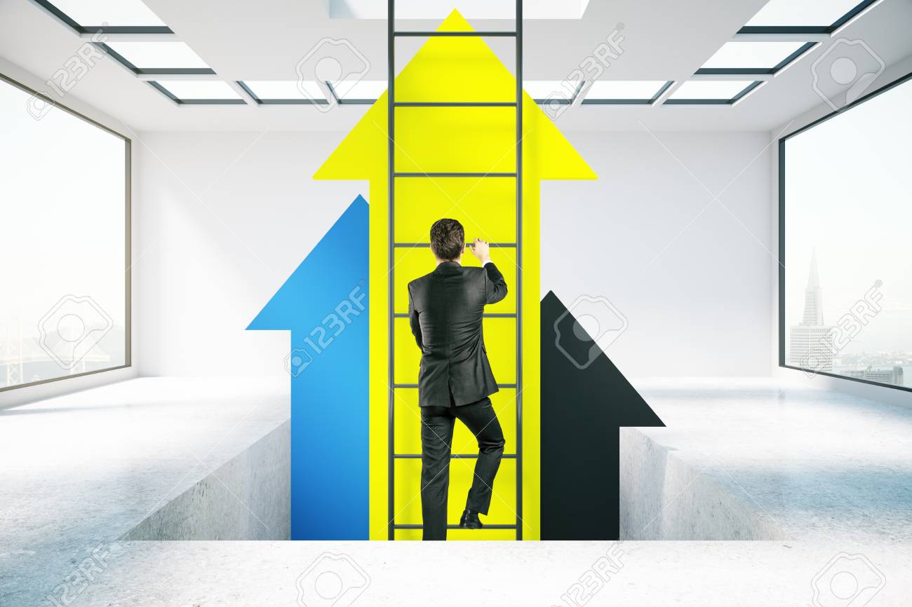 黄色の矢印で抽象のはしごを登るコンクリートの部屋で実業家 成功のコンセプトです 3 D レンダリング の写真素材 画像素材 Image