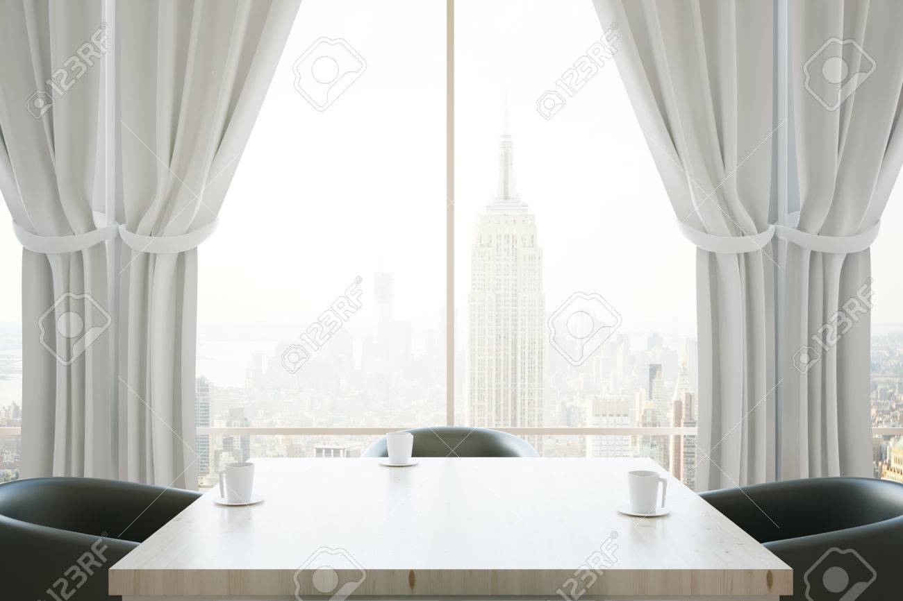 Primo Piano Di Tavolo In Legno Chiaro Con Tazze Di Caffè In Interni Luminosi Con Tende E Vista Sulla Città Rendering 3d