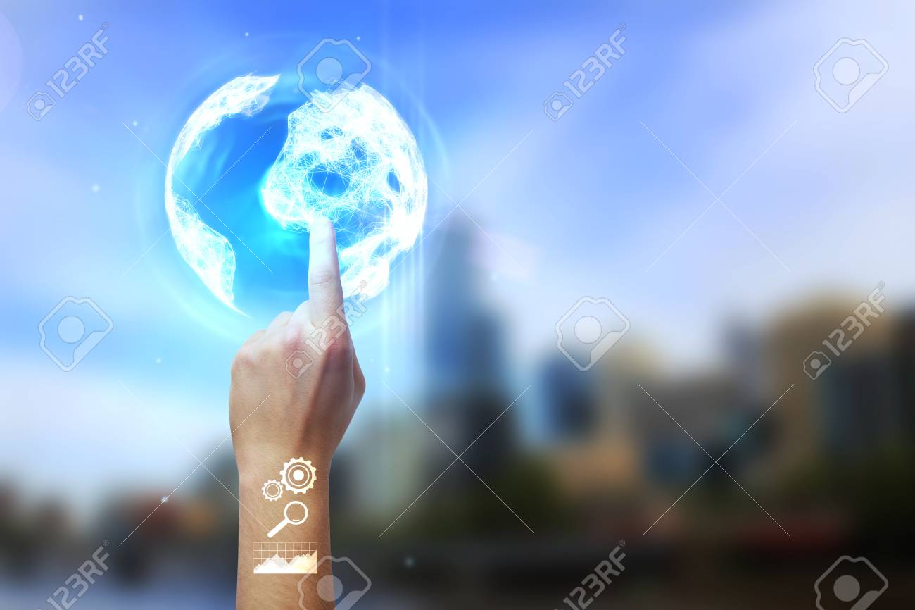 ぼやけた屋外の背景に抽象的な輝くデジタルグローブインターフェイスを指す手 グローバルなビジネスコンセプト 二重露出 の写真素材 画像素材 Image ぼやけた屋外の背景に抽象的な輝くデジタルグローブインターフェイスを指す手 グローバルなビジネスコンセプト 二重露出 の写真素材 画像素材 Image