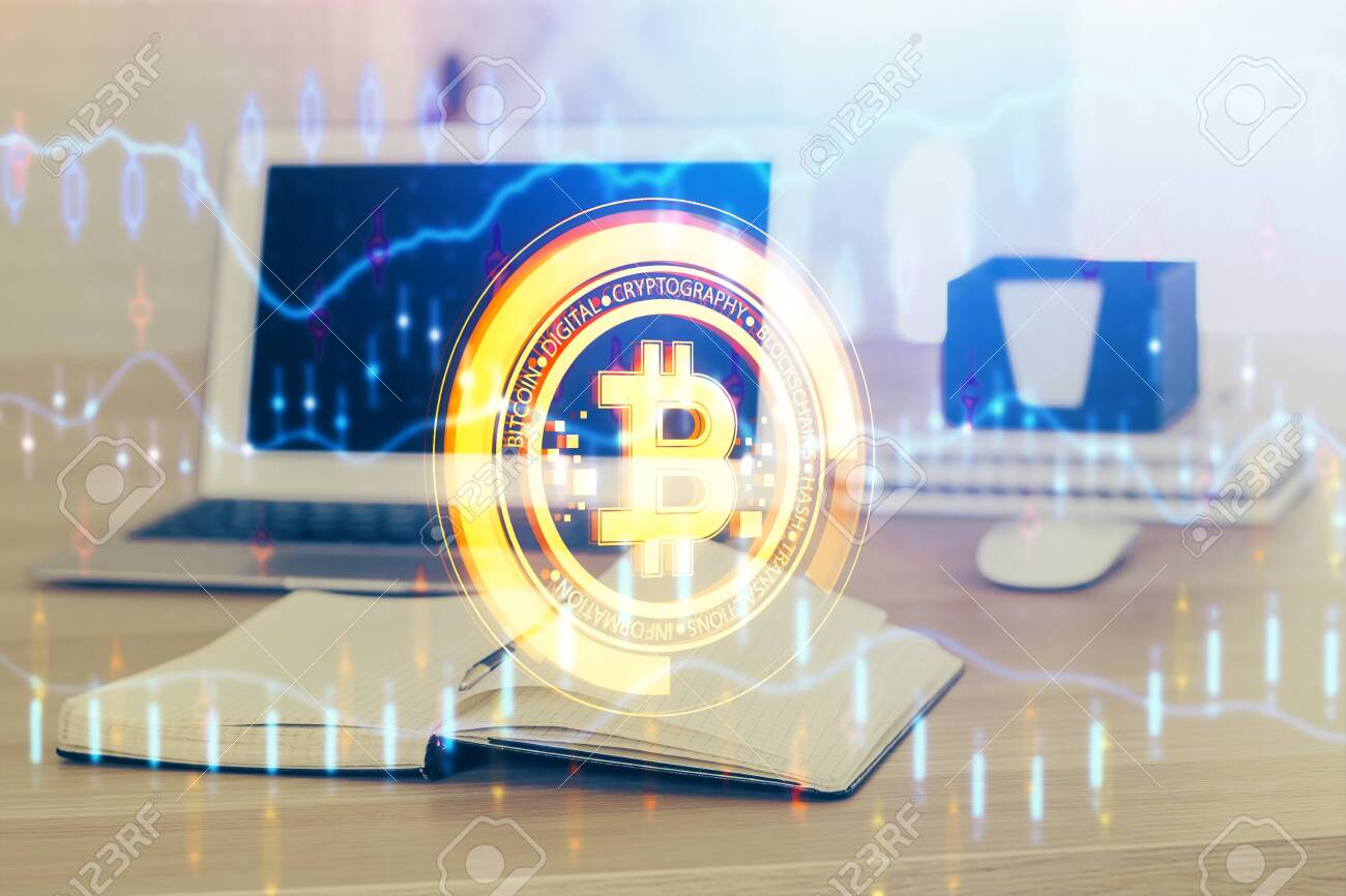 비트코인 암호화 통화의 컴퓨터 배경 개념을 갖춘 블록체인 테마 홀로그램과 테이블의 이중 노출 로열티 무료 사진, 그림, 이미지 그리고  스톡포토그래피. Image 156547042