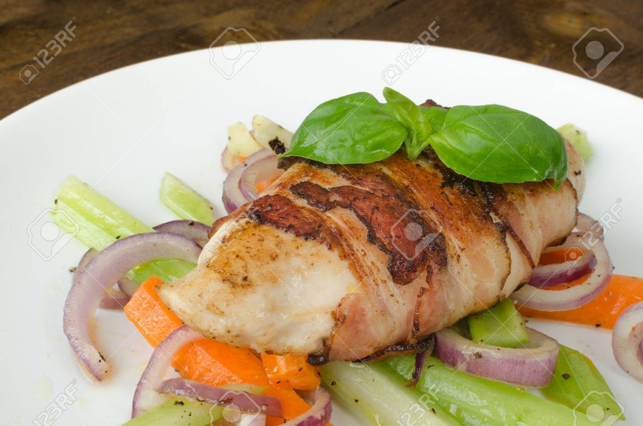 Poulet Frit Avec Du Bacon Et Legumes Gratin Dauphinois Banque D