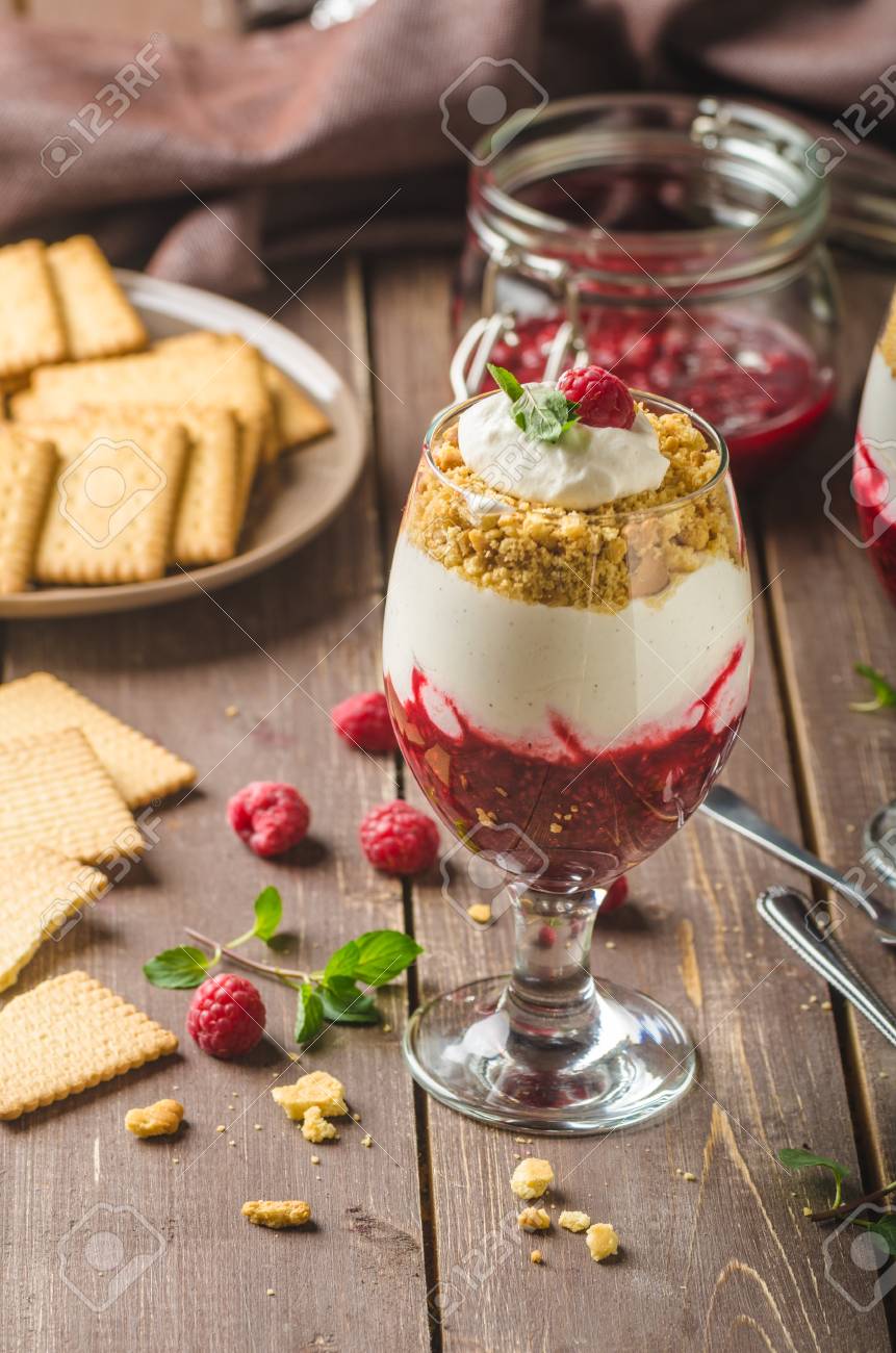Dessert De Gateau Au Fromage Inverse En Verre Delicieux Et Simple Avec Des Fruits Frais Et Biscuit Avec Creame Leger Banque D Images Et Photos Libres De Droits Image