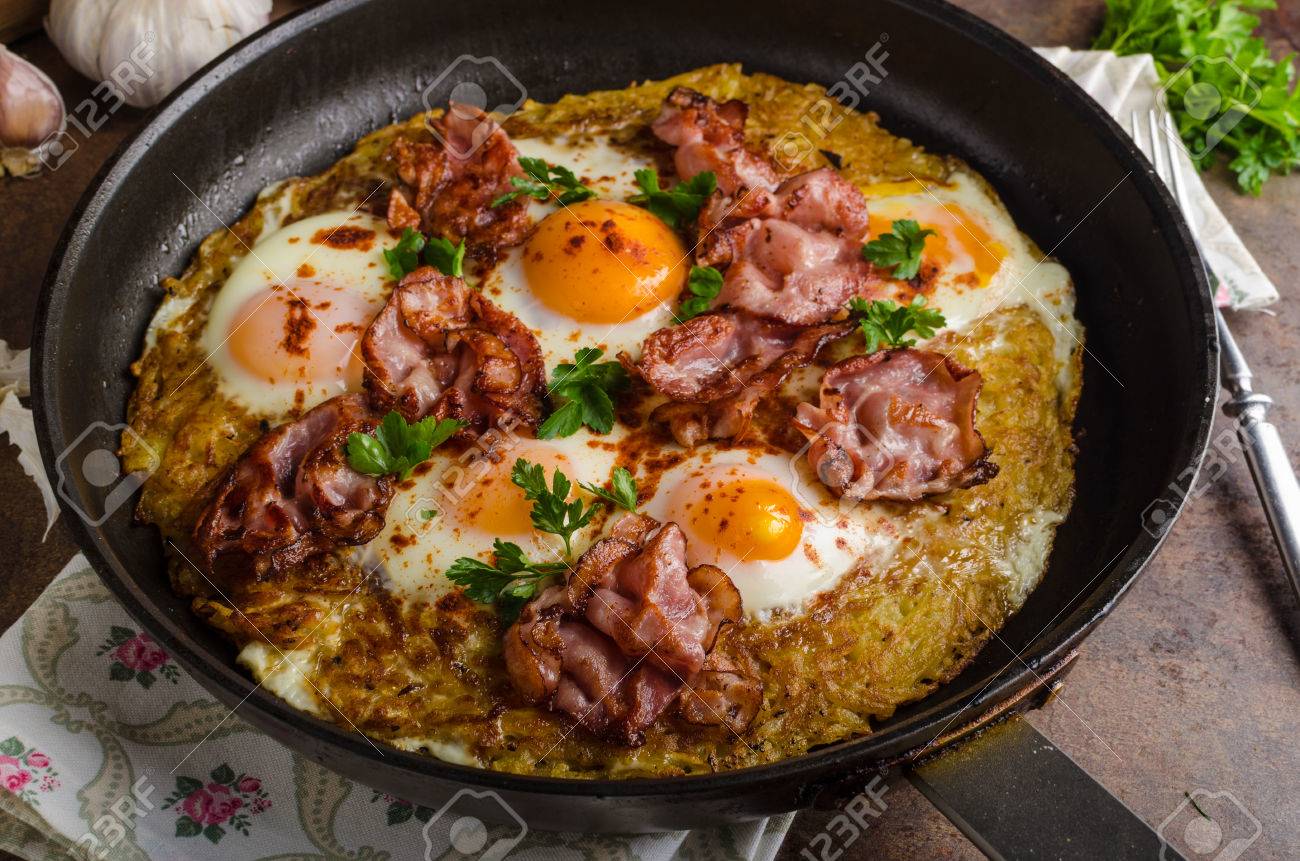 56736147-amerikanische-r%C3%B6sti-kartoffel-mit-spiegelei-speck-und-kr%C3%A4utern-real-amerikanisches-fr%C3%BChst%C3%BCck.jpg