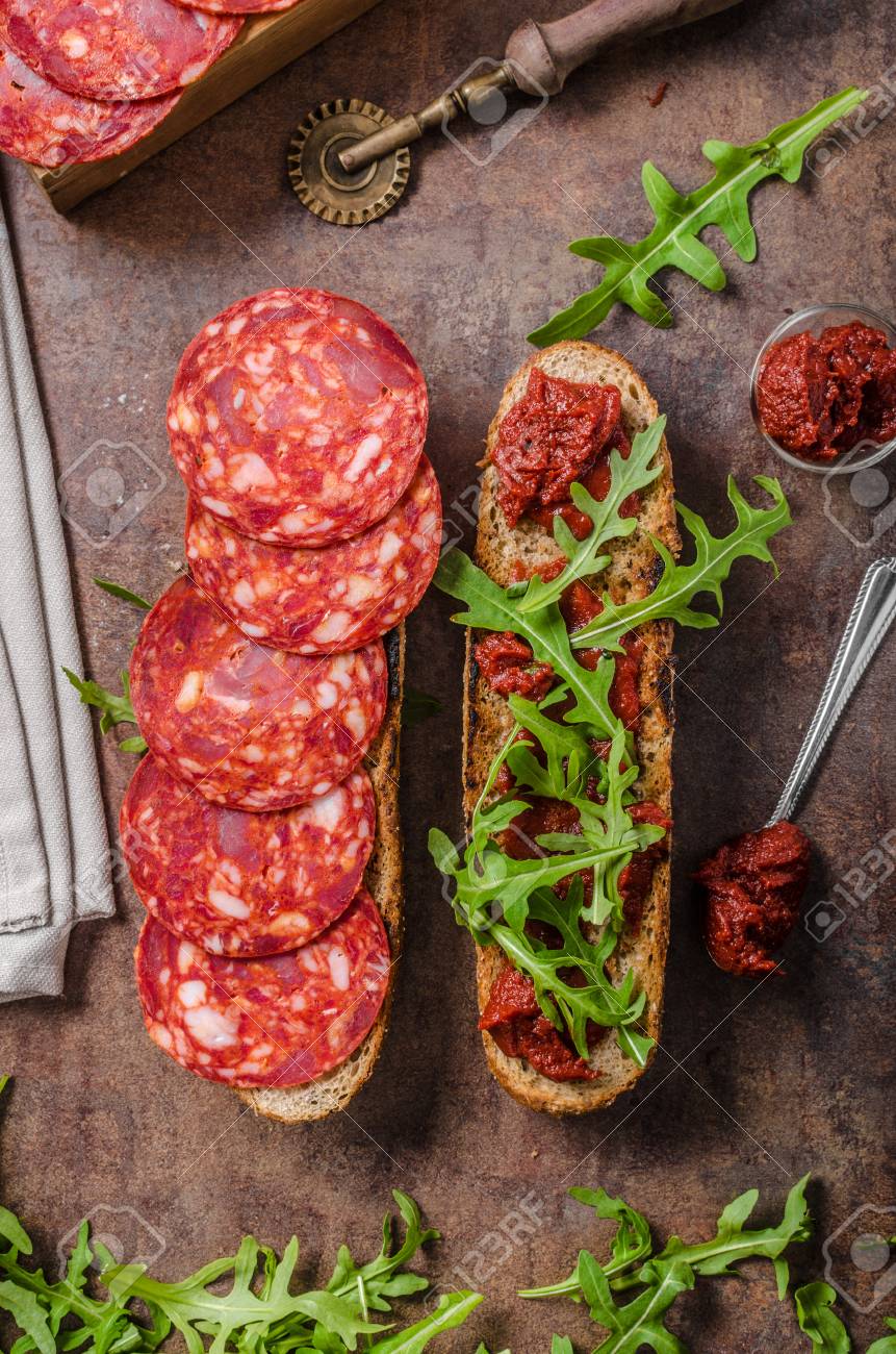 ハーブ トマトソースとホット イタリアン ソーセージ チョリソ素朴なバゲット の写真素材 画像素材 Image