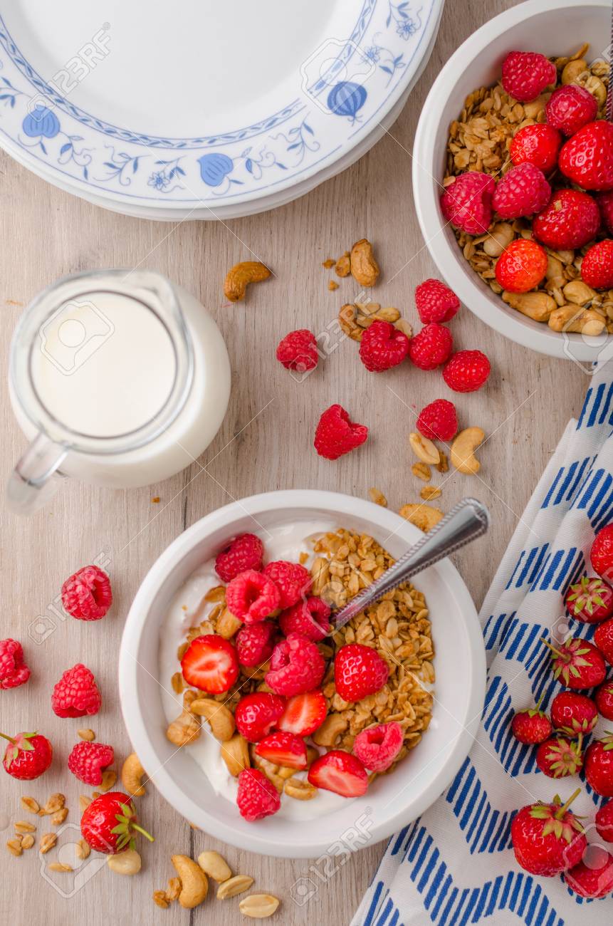 イチゴ ヨーグルト 新鮮な牛乳 一日のスタートをおいしい混ぜ焼きナッツ グラノーラ の写真素材 画像素材 Image