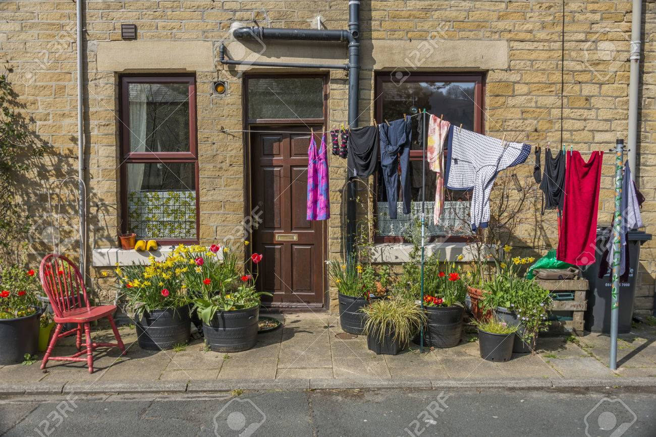 Waschen Hangen Ausserhalb Eines Trerraced Haus In Der Yorkshire