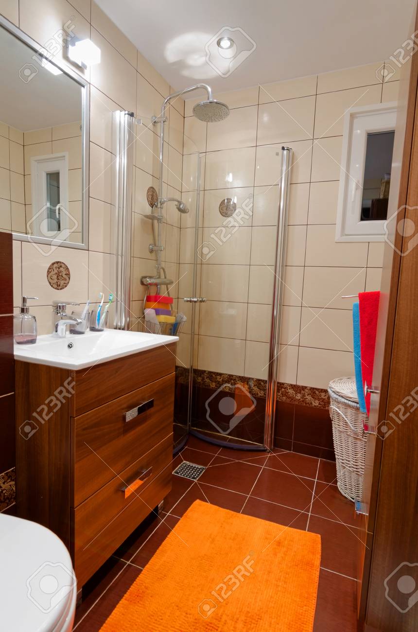 Pequeño Cuarto De Baño Moderno Fotos, Retratos, Imágenes Y ... Pequeño Cuarto De Baño Moderno Fotos, Retratos, Imágenes Y ...