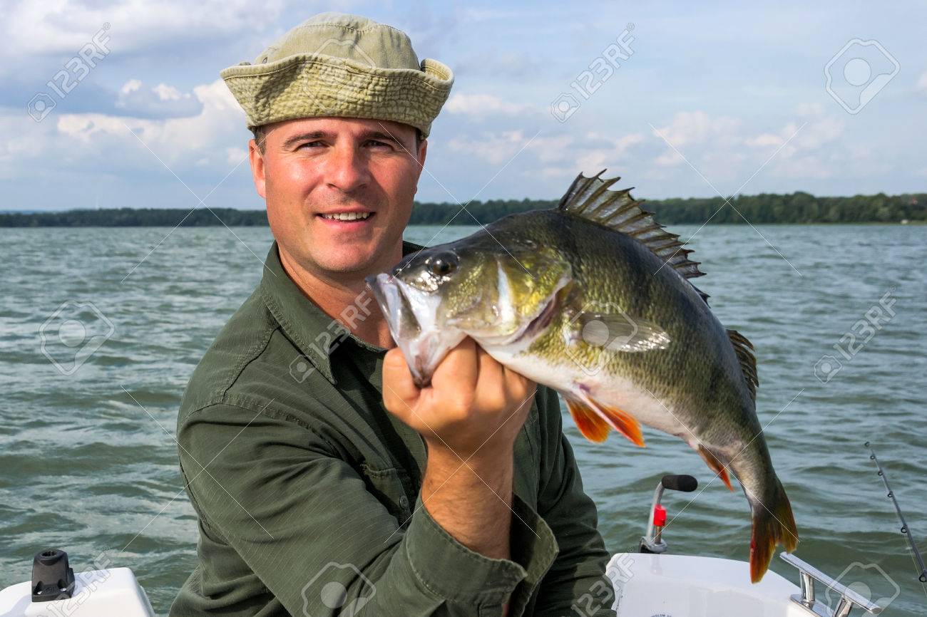 レコードの巨大なスズキ魚と釣り人 の写真素材 画像素材 Image