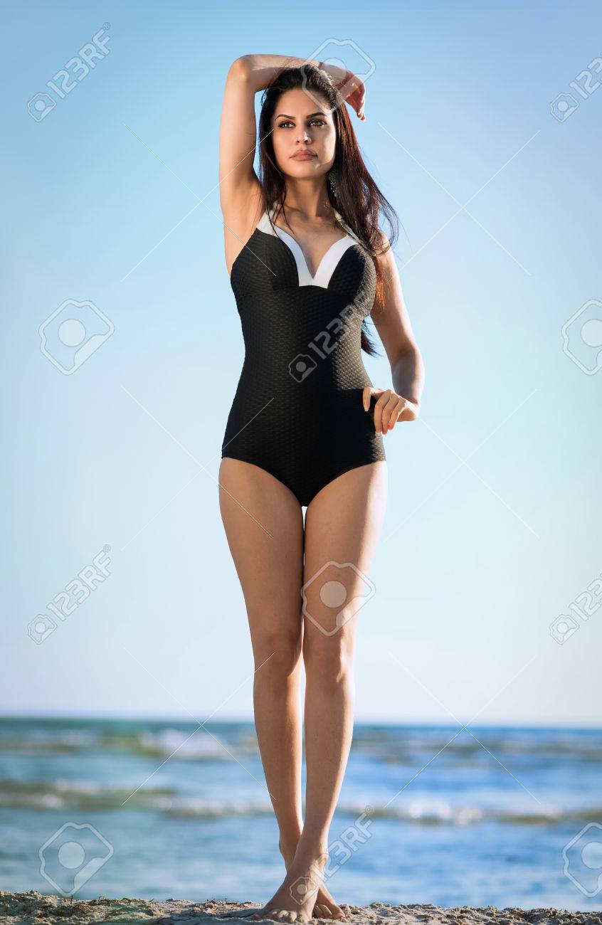 Hermosa Morena Joven En Traje De Baño En La Playa Fotos, Retratos, Y Fotografía De Archivo Libres De Derecho. Image 62700919.