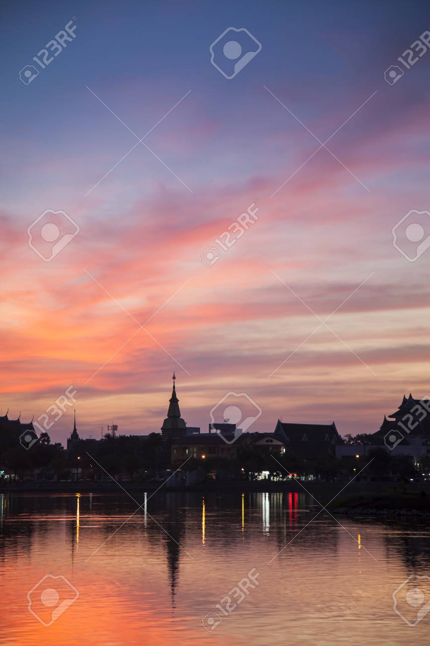 夕焼け空を背景に五重塔のシルエット の写真素材 画像素材 Image