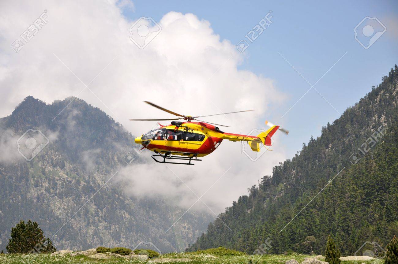 山の中の赤と黄色の救助のヘリコプターの写真素材・画像素材 Image 7607195