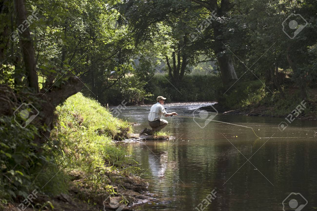 英語の川で釣りを飛ぶ の写真素材 画像素材 Image