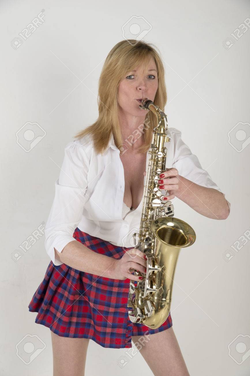 アルト サックスを演奏女性音楽家 の写真素材 画像素材 Image アルト サックスを演奏女性音楽家 の写真素材 画像素材 Image