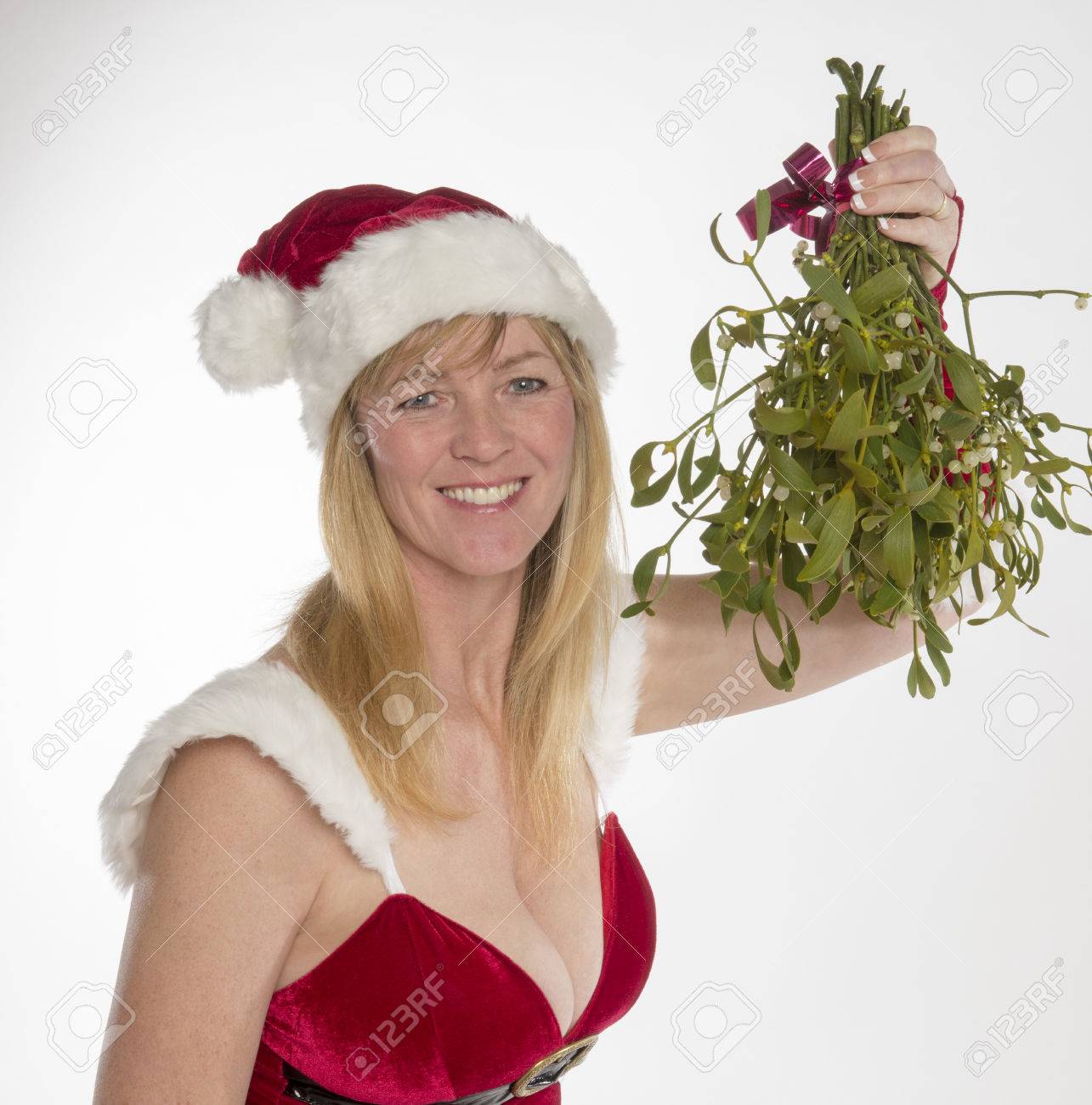 ヤドリギの束にキスを魅力的なクリスマスの伝統を保持しているサンタの服の女性 の写真素材 画像素材 Image ヤドリギの束にキスを魅力的なクリスマスの伝統を保持しているサンタの服の女性 の写真素材 画像素材 Image