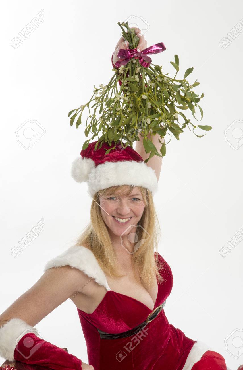 ヤドリギの束にキスを魅力的なクリスマスの伝統を保持しているサンタの服の女性 の写真素材 画像素材 Image ヤドリギの束にキスを魅力的なクリスマスの伝統を保持しているサンタの服の女性 の写真素材 画像素材 Image