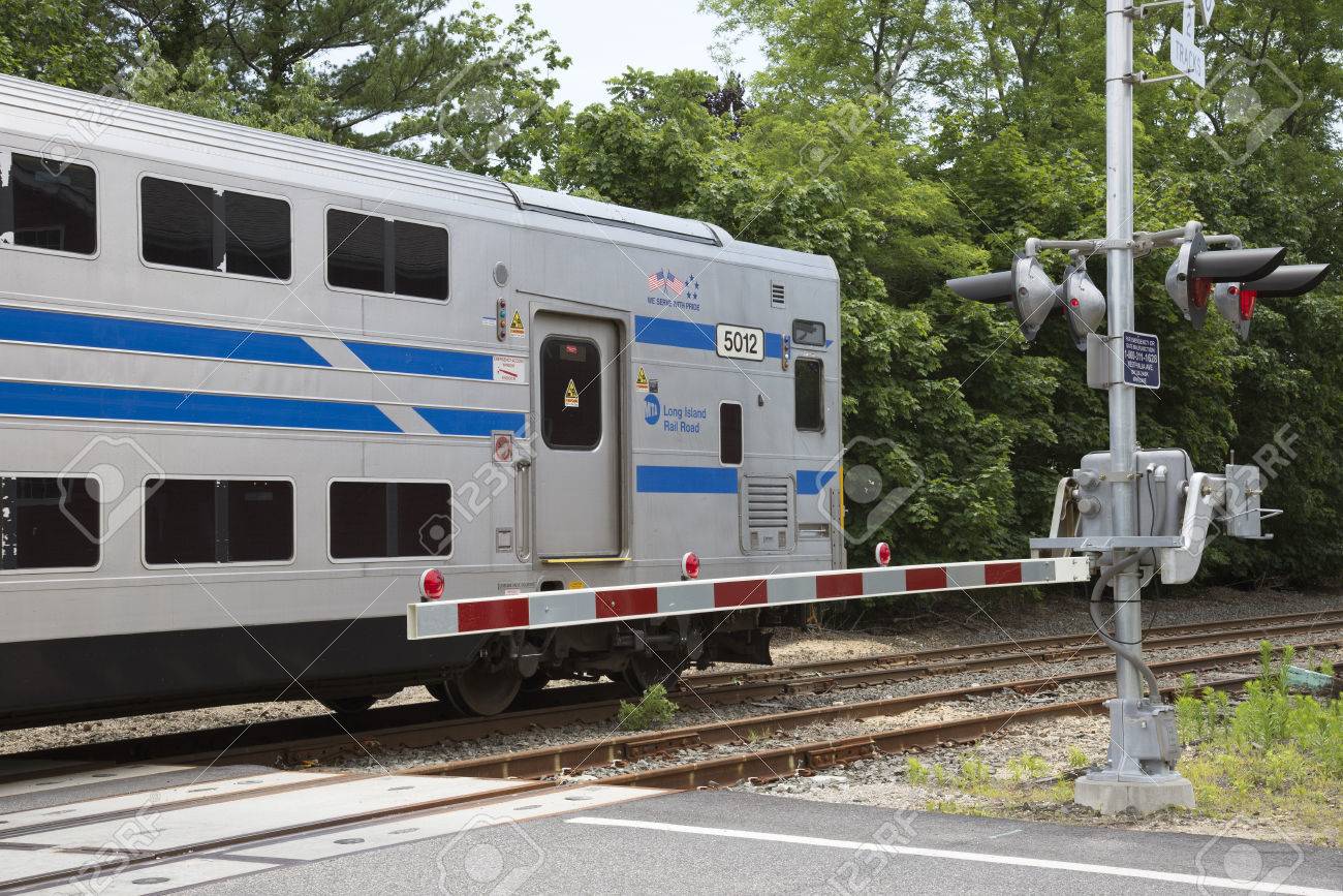 Mattituck アメリカで踏切を通過する Mta のロングアイランドの鉄道列車 の写真素材 画像素材 Image Mattituck アメリカで踏切を通過する Mta のロングアイランドの鉄道列車 の写真素材 画像素材 Image