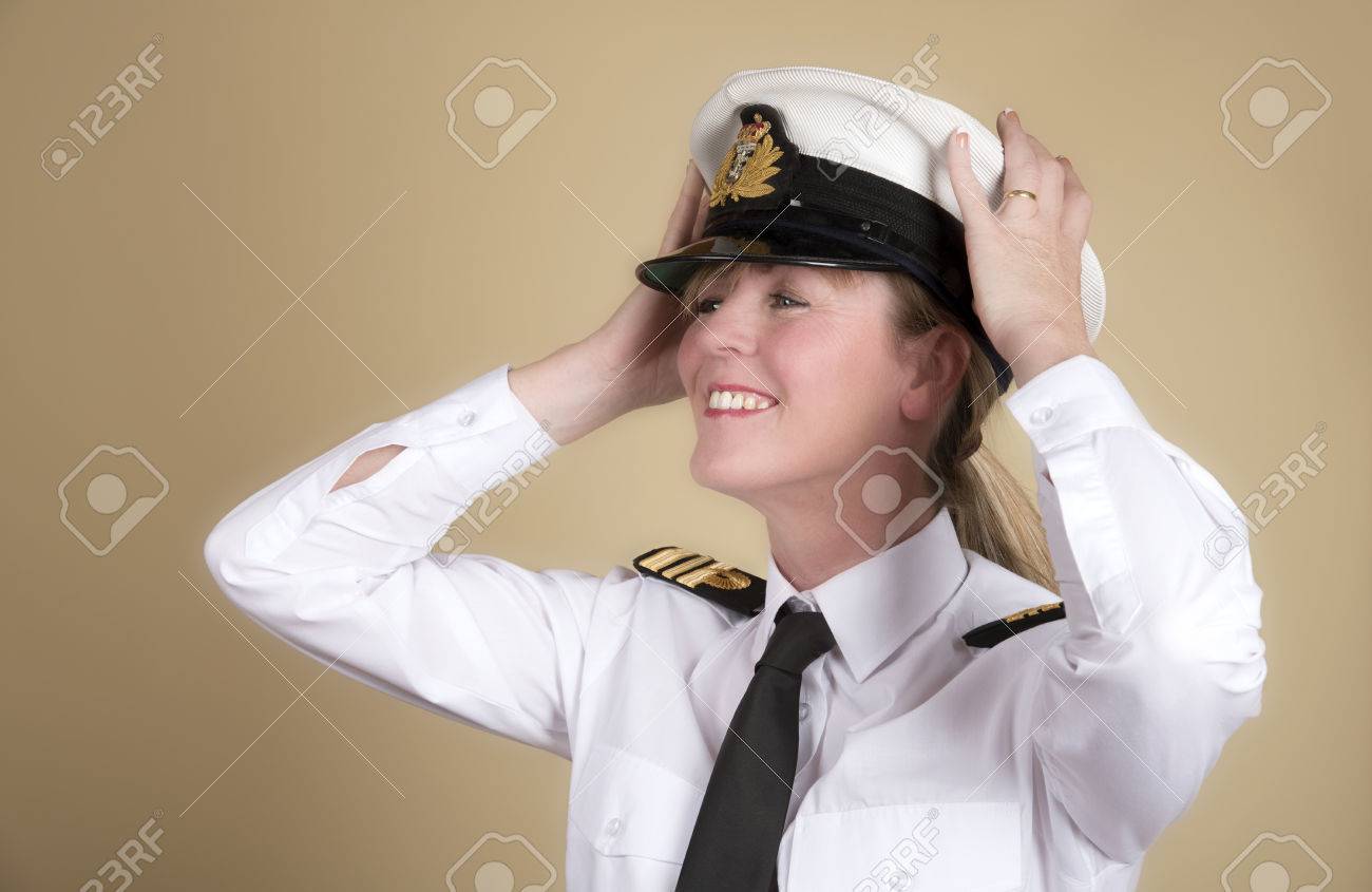 彼女の制服の帽子を持つ女性海軍将校の写真素材・画像素材 Image