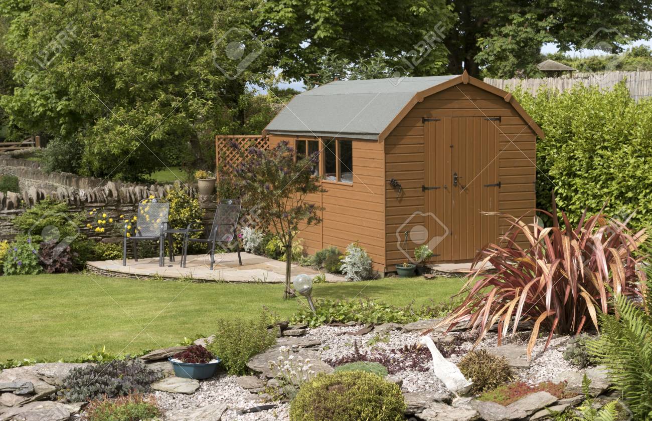 Ein Hollandischer Scheune Stil Gartenhaus Mit Einer Terrasse In Einem Englischen Land Garten Lizenzfreie Fotos Bilder Und Stock Fotografie Image 79047780