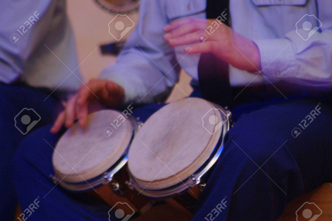 ライブ中にボンゴを演奏する人間の時間の露出をややぼやけ の写真素材 画像素材 Image