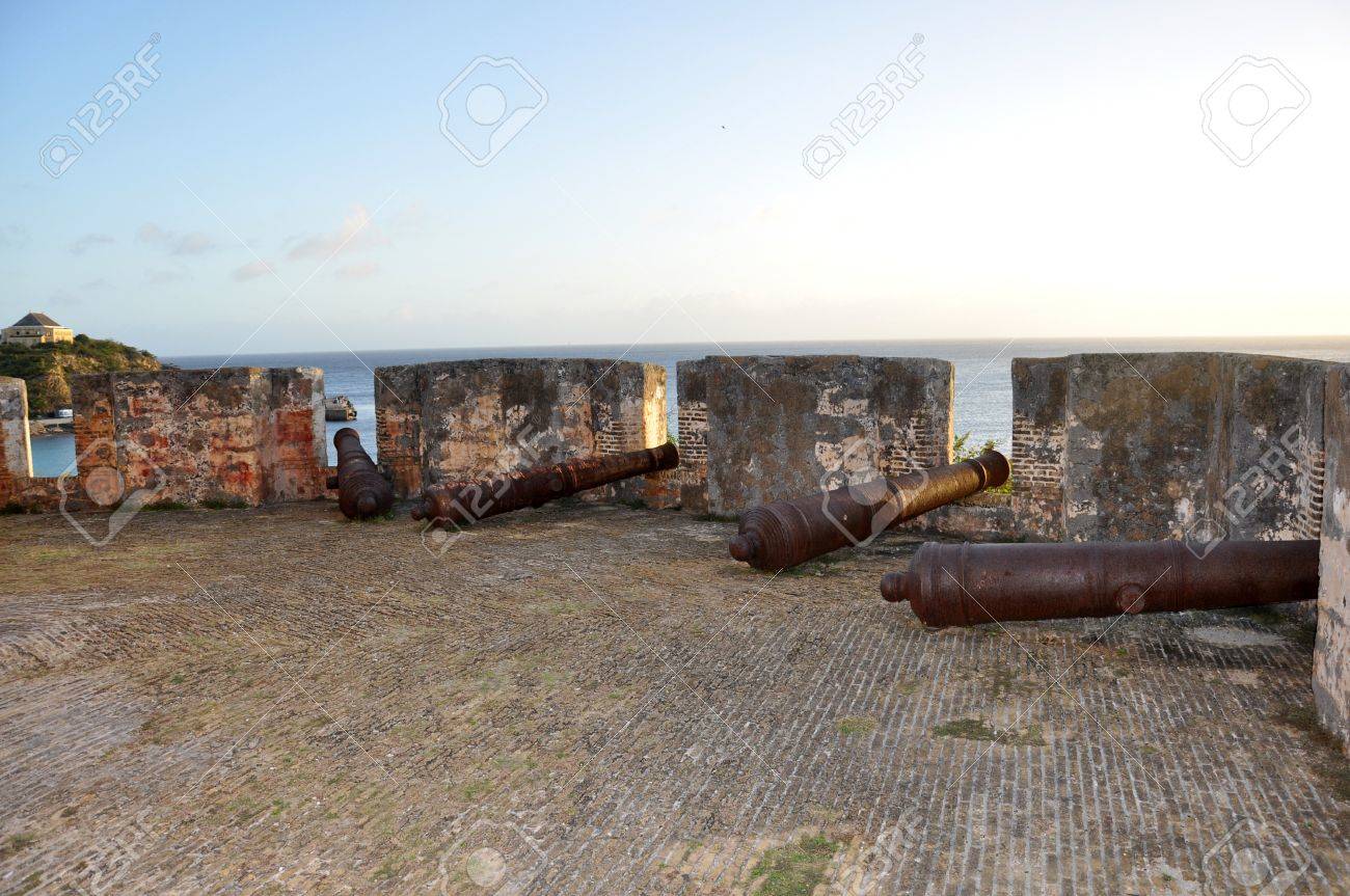 フォート Beekenburg カラカス湾 キュラソー オランダ領アンティル諸島 西インド諸島 中央アメリカで大砲砦 1703 年に建てられた フランス語と英語の海賊を戦うために使用されています の写真素材 画像素材 Image