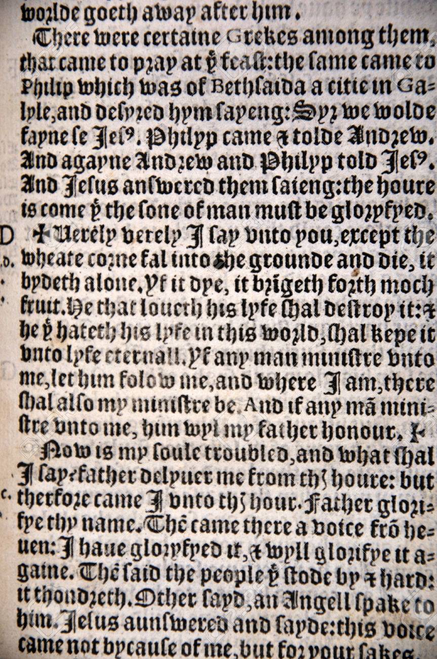 ウィリアム ティンダルの 1538 版の英語新約聖書 エラスムスのラテン語テキストと英語テキストを示した リード貴重書コレクション ダニーデン ニュージーランド の写真素材 画像素材 Image