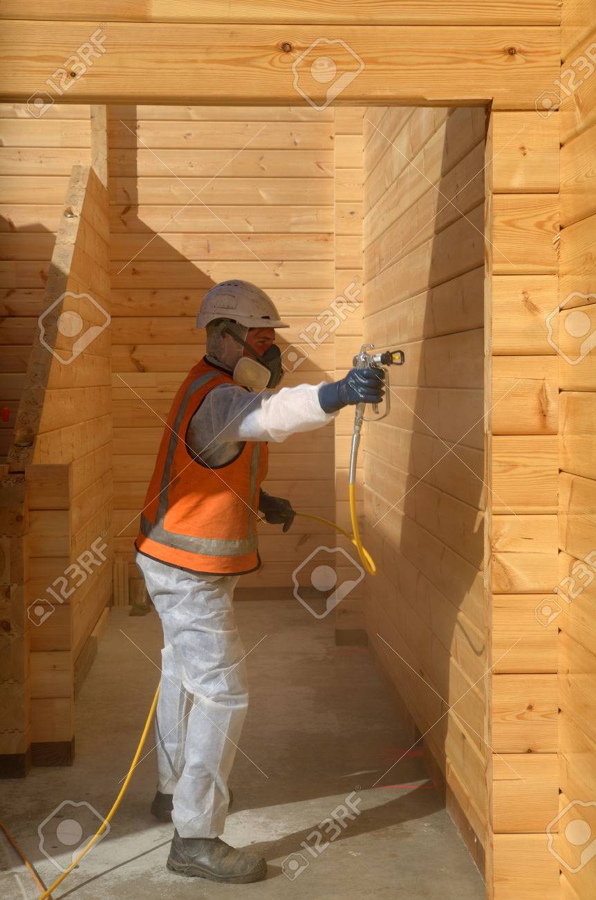 木材産業木材防腐剤付けの建物の壁を塗る町人スプレー の写真素材 画像素材 Image