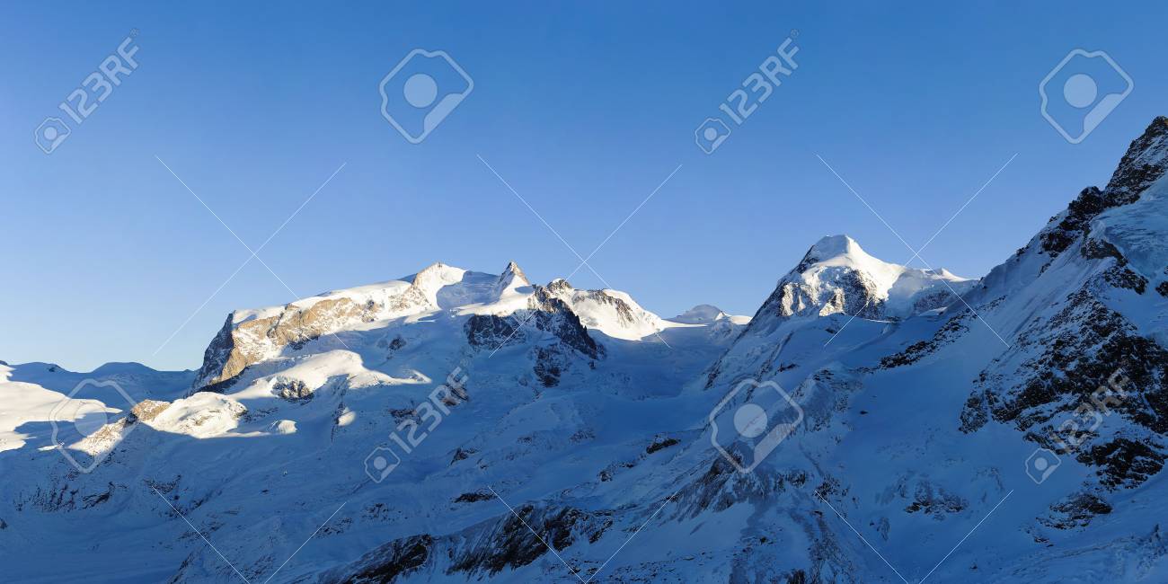 冬 モンテローザ リスカム山 Gandegghuette ツェルマット スイス連邦共和国からの眺め の写真素材 画像素材 Image