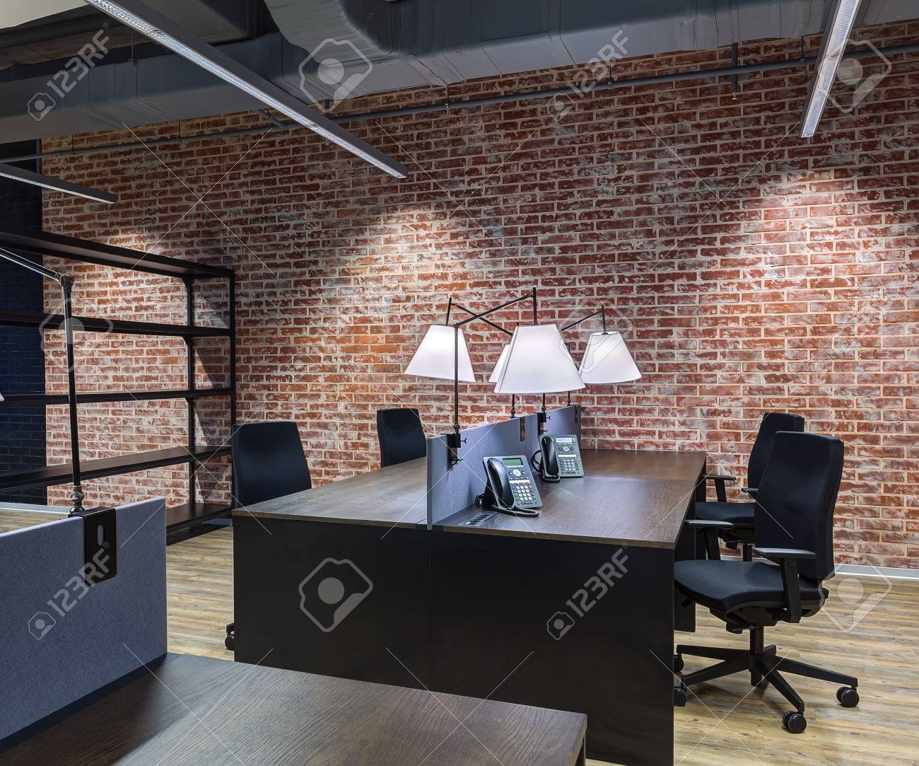 Grosses Modernes Buro Mit Offenem Raum Zum Arbeiten Lizenzfreie Fotos Bilder Und Stock Fotografie Image