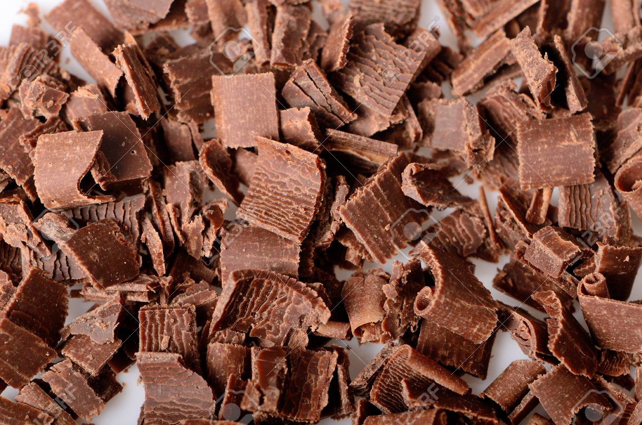白い背景に砕いたチョコレート の写真素材 画像素材 Image