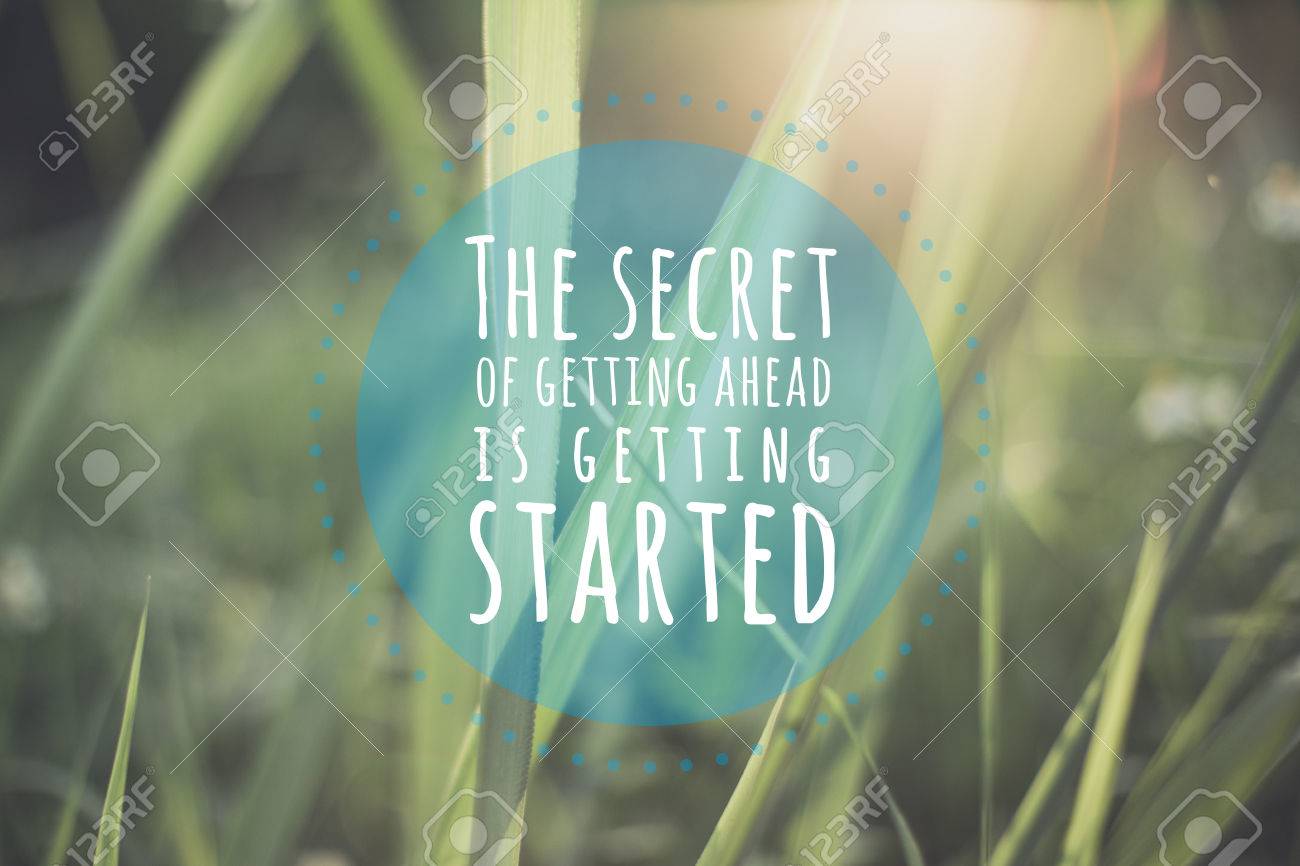 Citation Inspiree Par Source Inconnue Sur L Herbe Vintage Et Lumiere Fuite Fond Banque D Images Et Photos Libres De Droits Image