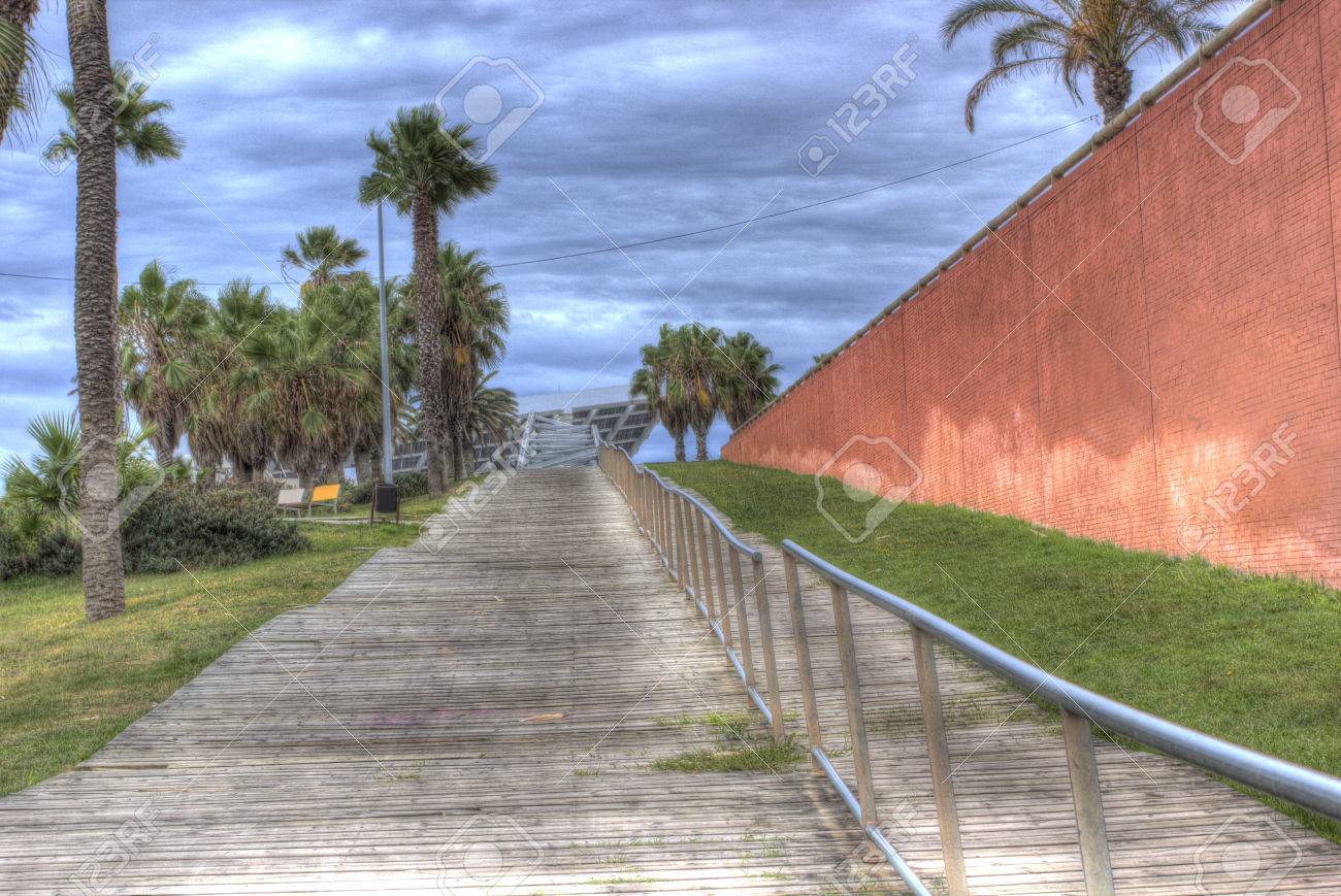 バルセロナの海の近くの公園はバダロナへの道 の写真素材 画像素材 Image