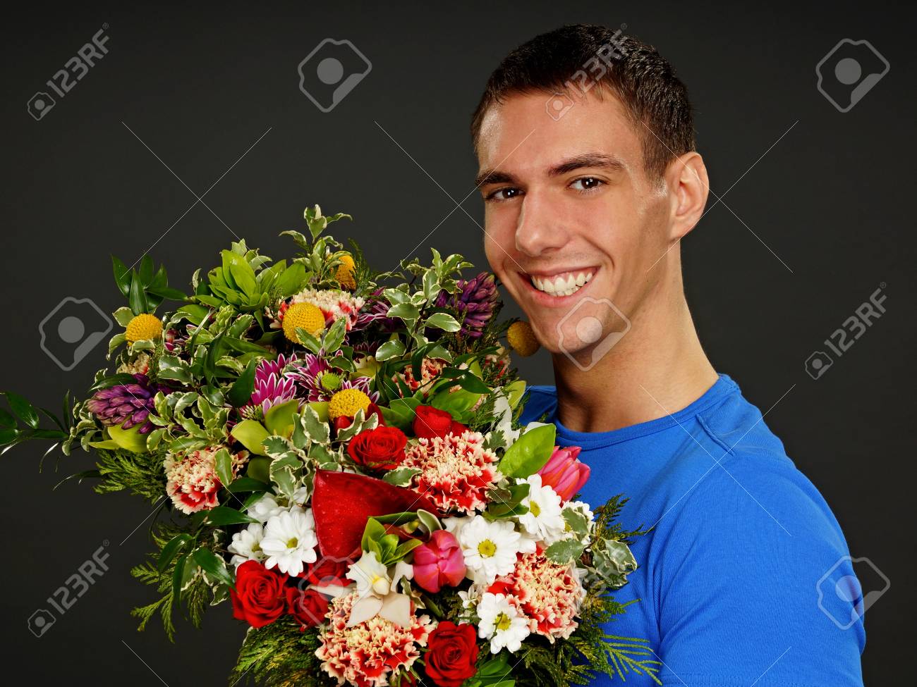 Jeune Homme En A Une Brassee De Fleurs Banque D Images Et Photos Libres De Droits Image