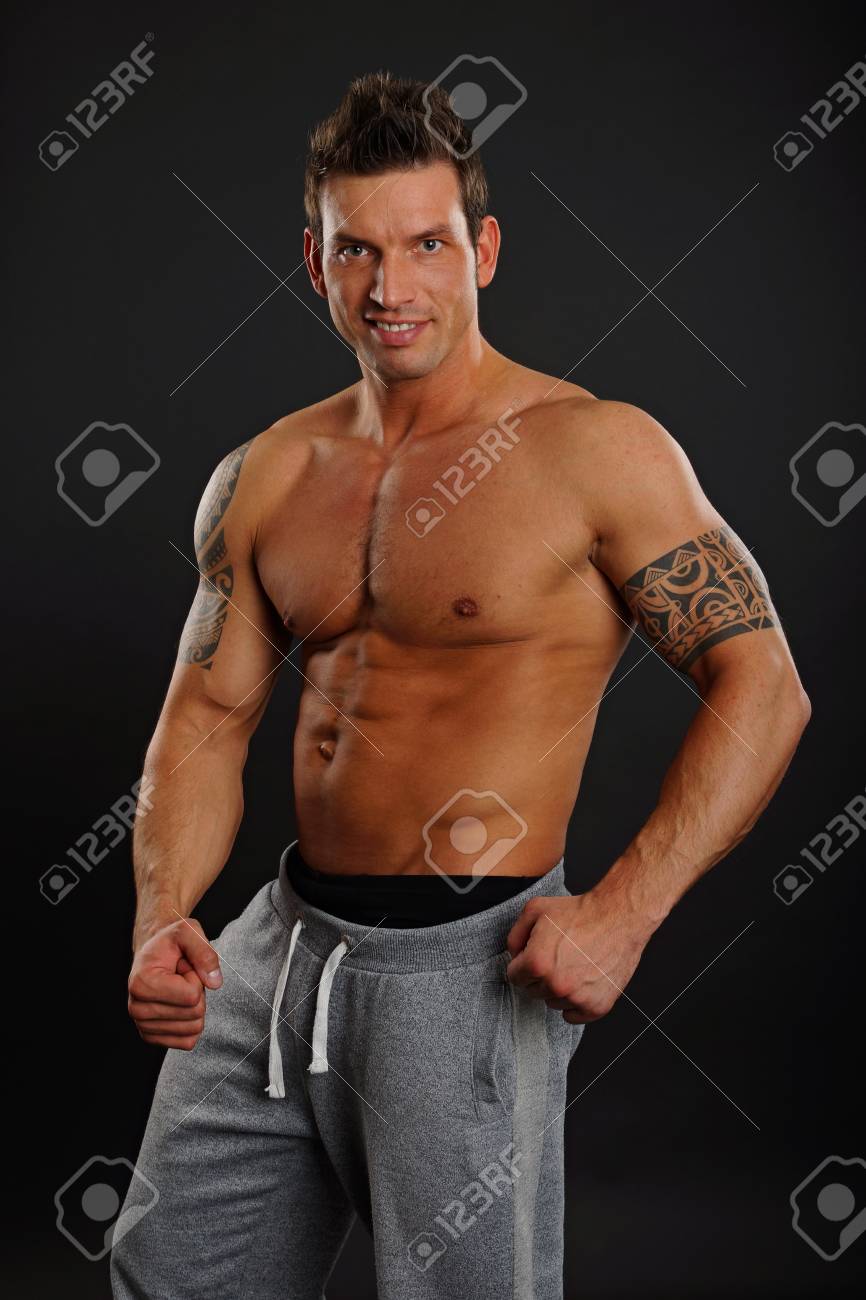 ハンサムな筋肉男立ちポーズ の写真素材 画像素材 Image