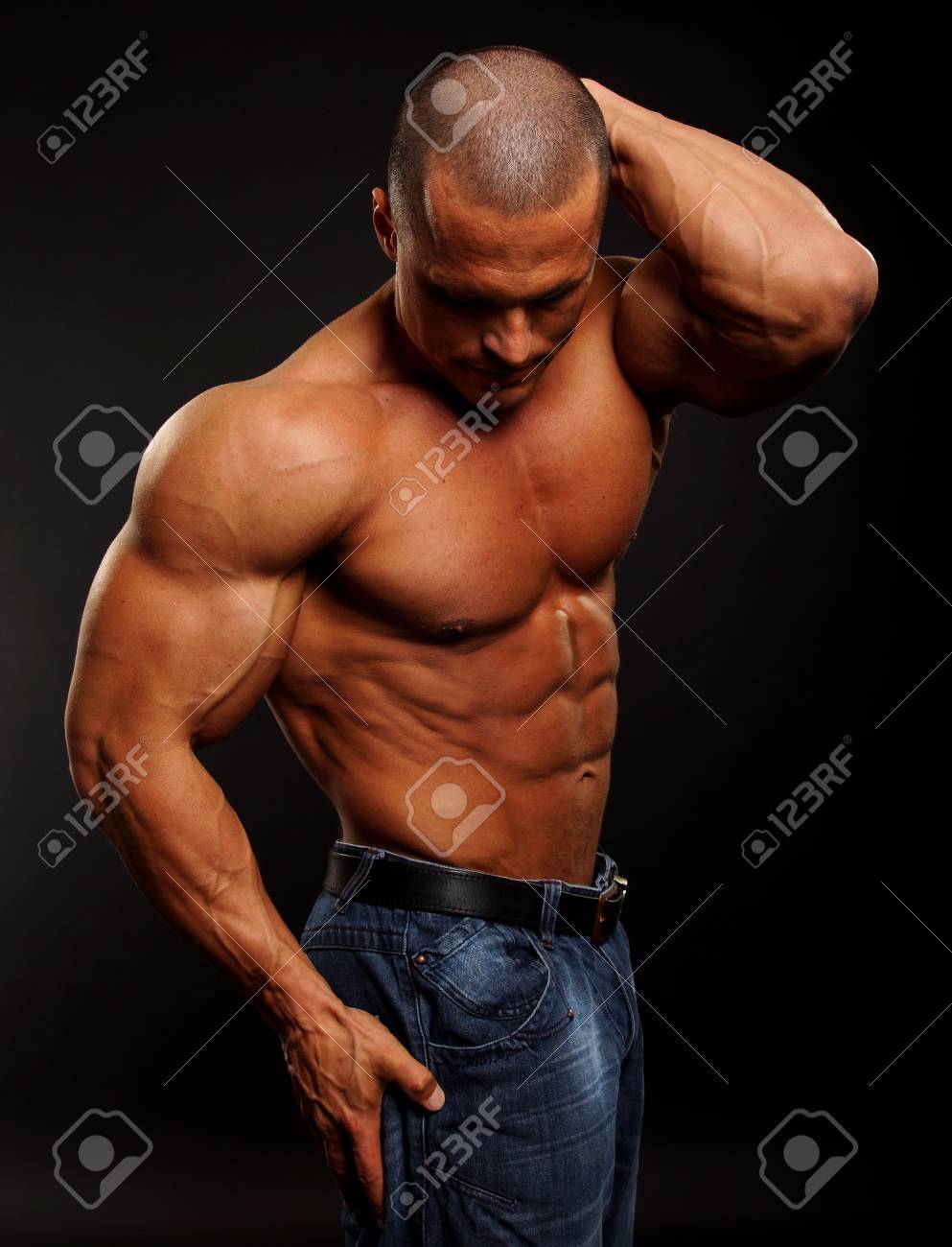 頭の後ろに手でハンサムな筋肉男立ちポーズ の写真素材 画像素材 Image