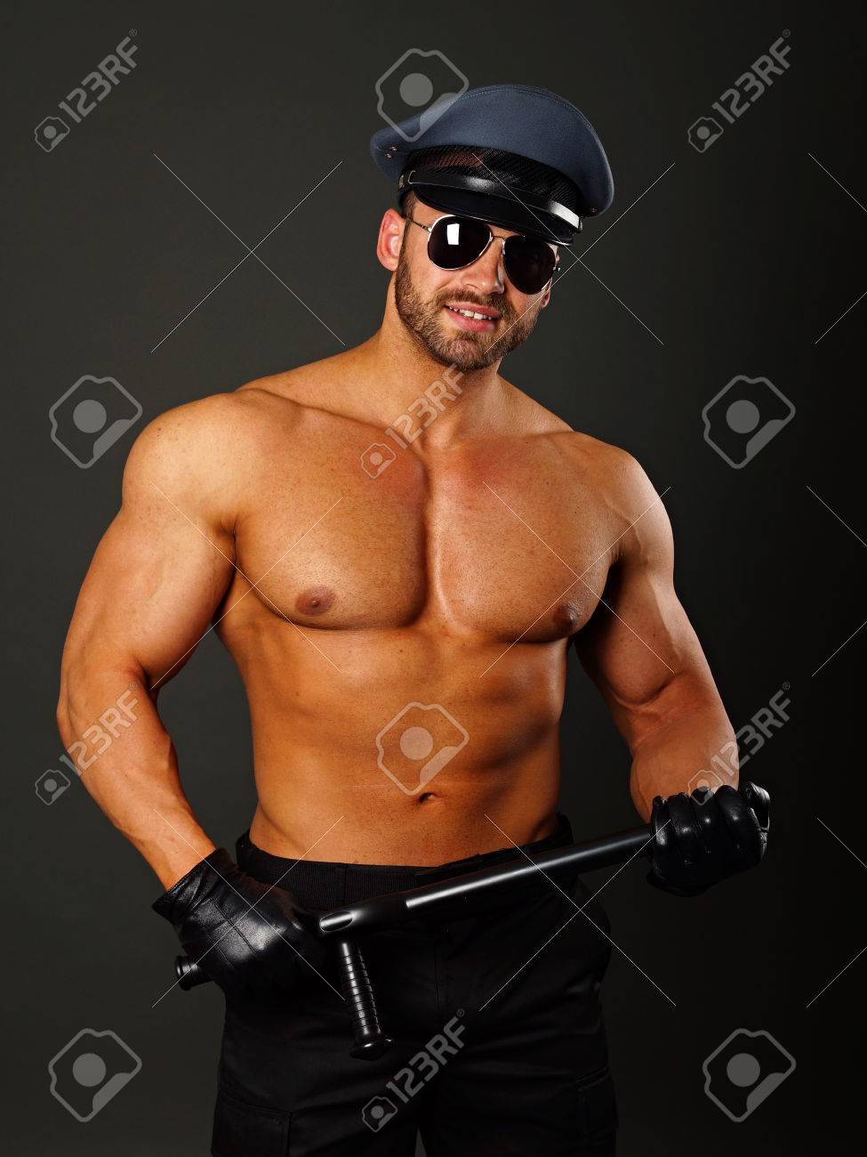 サングラスで筋肉の警官は 灰色の背景に警察警棒を保持しています の写真素材 画像素材 Image サングラスで筋肉の警官は 灰色の背景に警察警棒を保持しています の写真素材 画像素材 Image