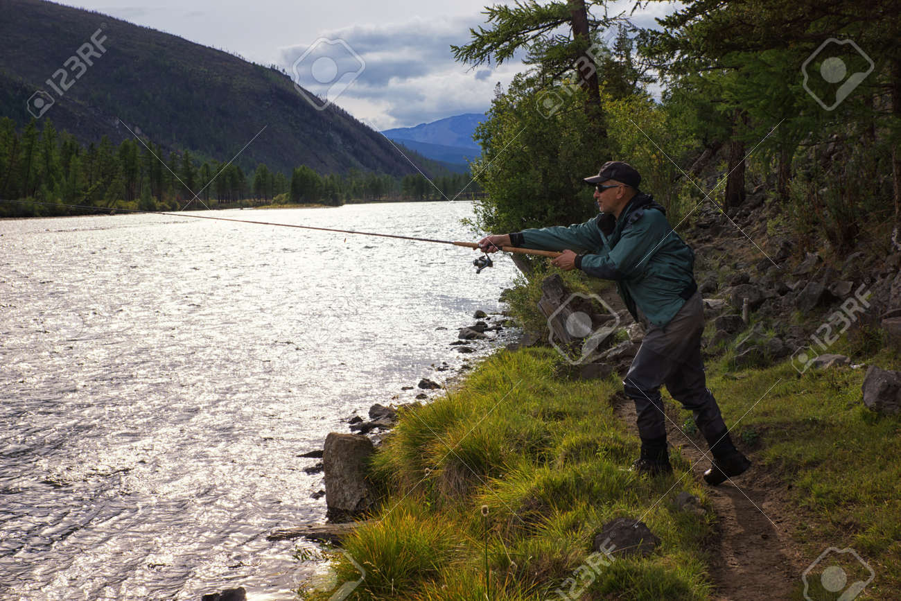 モンゴル Shishged 川での釣り の写真素材 画像素材 Image