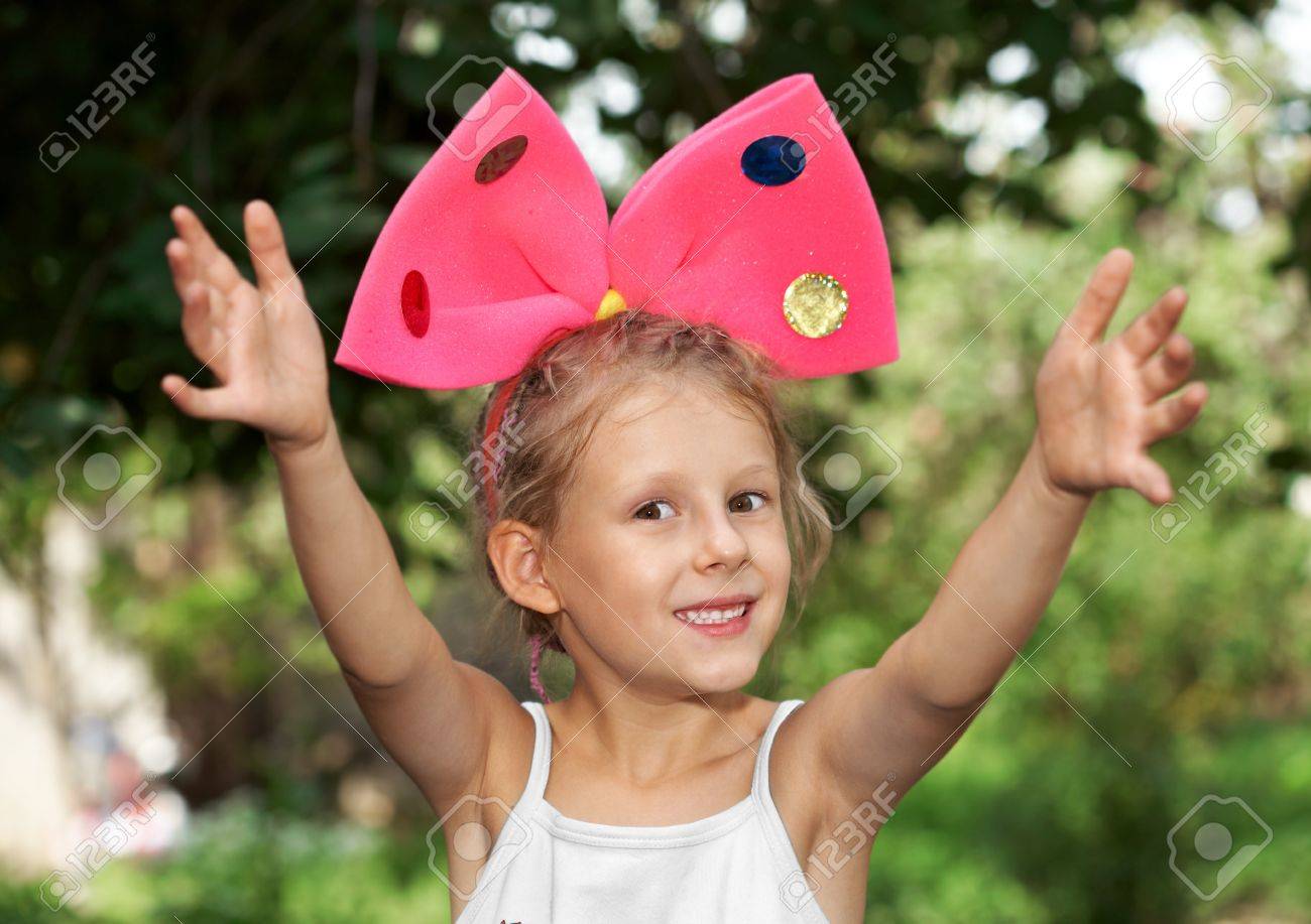 newest collection online here wholesale dealer La niña pequeña con el lazo rojo en la cabeza newest collection online here wholesale dealer La niña pequeña con el lazo rojo en la cabeza