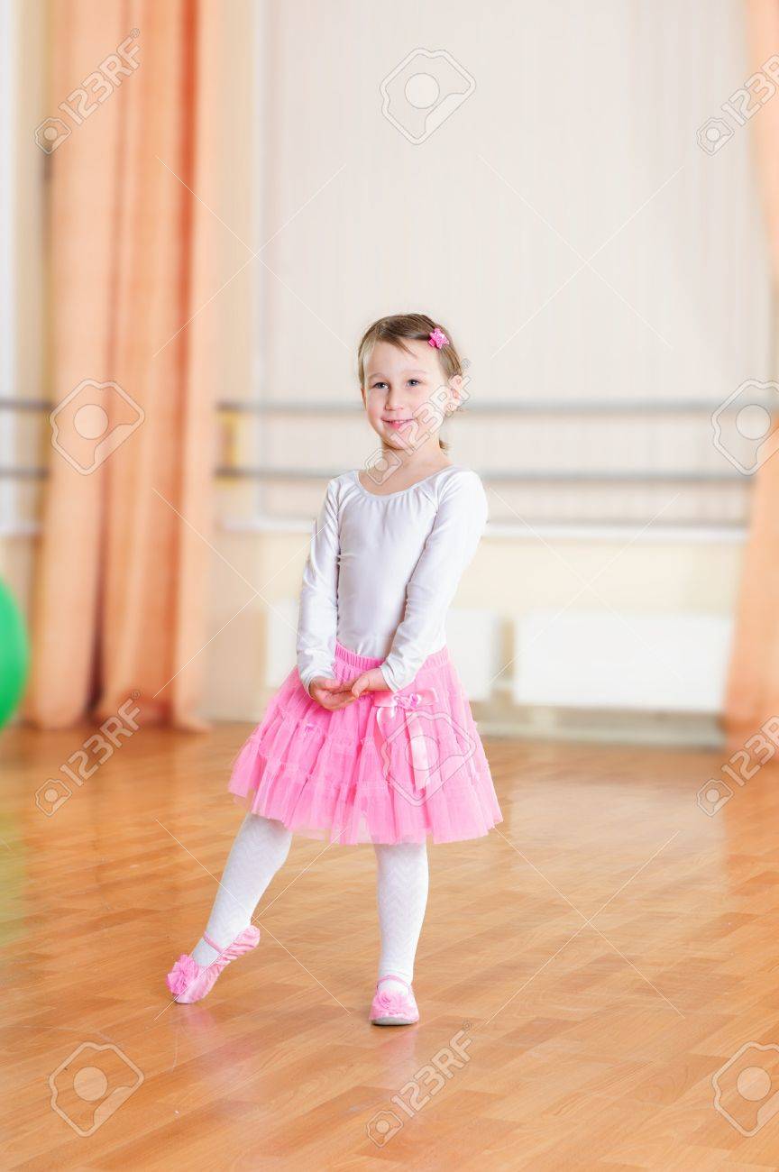 トレーニング クラスでかわいい小さなバレエ ダンサー の写真素材 画像素材 Image