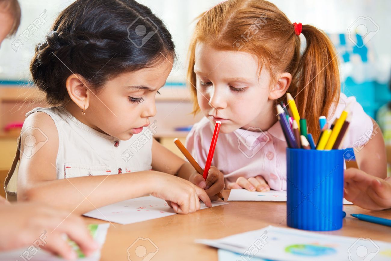 Carino bambini in et  prescolare disegno con matite colorate al nido Archivio Fotografico