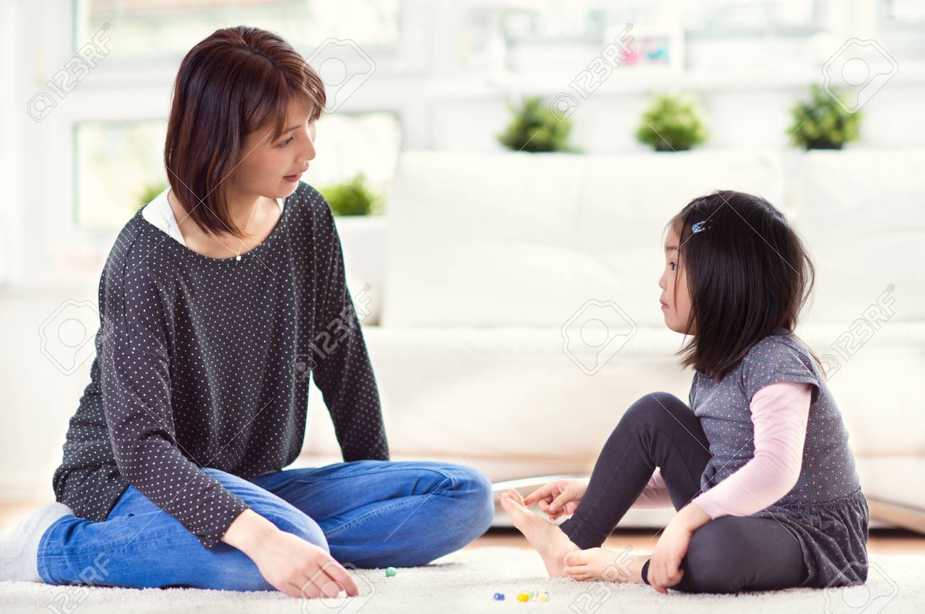 Ziemlich Glucklich Japanische Mutter Spielen Mit Ihrem Sussen Kleinen Tochter Zu Hause Lizenzfreie Fotos Bilder Und Stock Fotografie Image 71474597