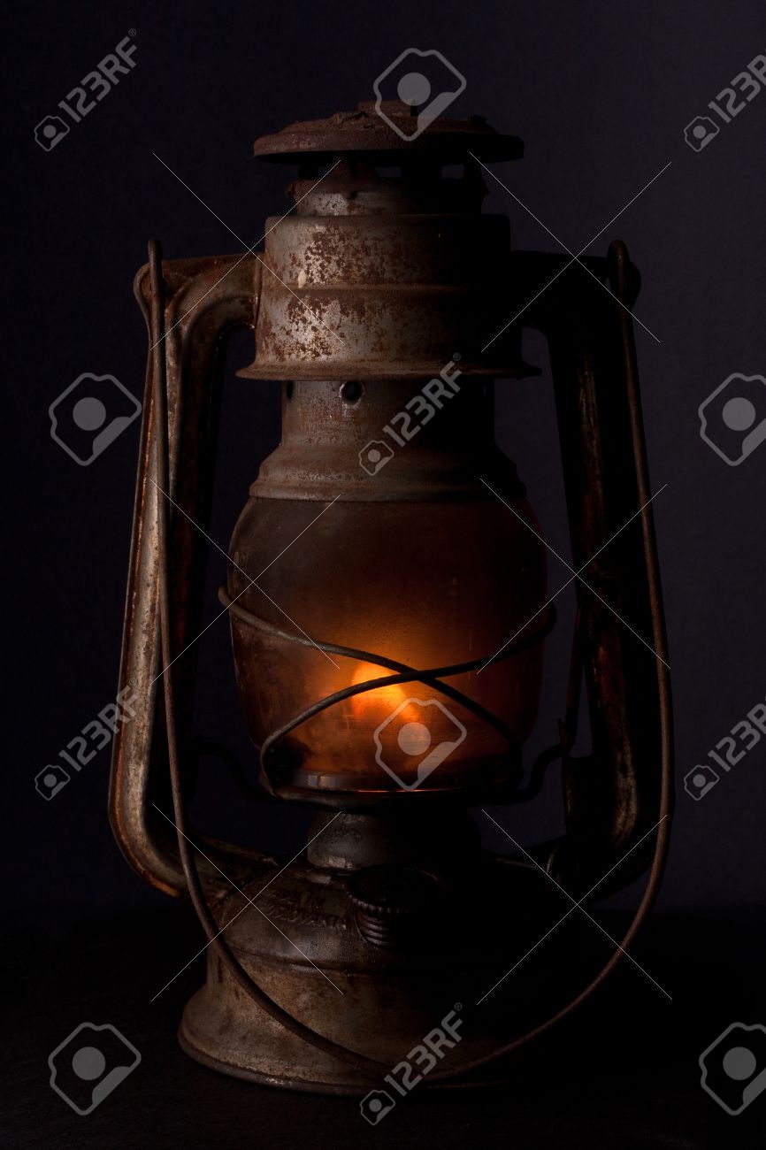 古い灯油ランタン明るい炎燃焼 の写真素材 画像素材 Image