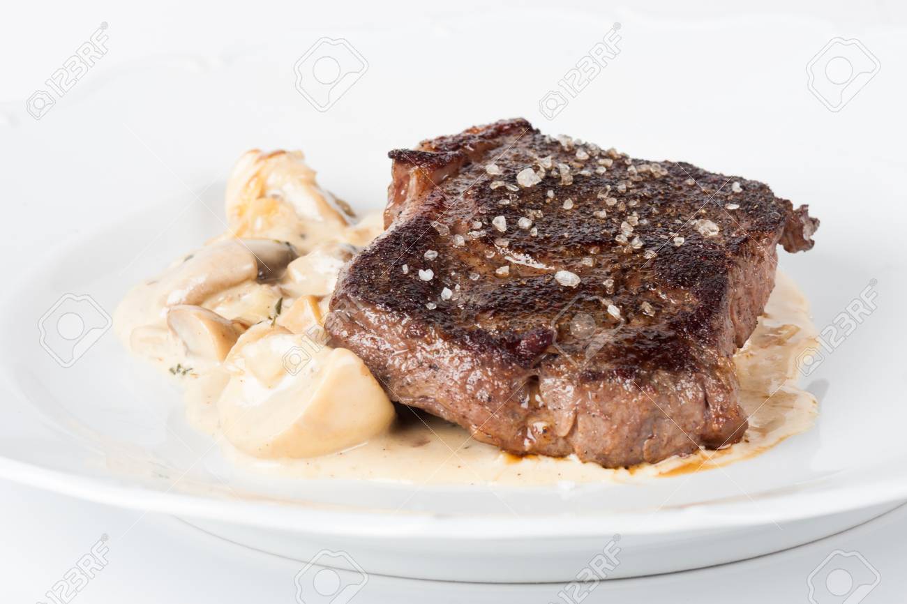 Rippensteak Mit Sautierten Pilzen Und Zwiebeln Franzosisch Frites Und Gemuse Lizenzfreie Fotos Bilder Und Stock Fotografie Image 24081743
