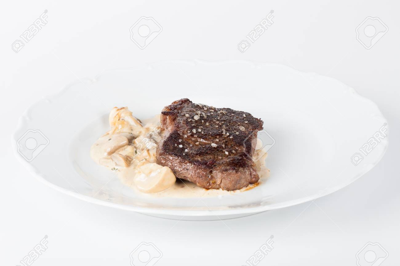 Rippensteak Mit Sautierten Pilzen Und Zwiebeln Franzosisch Frites Und Gemuse Lizenzfreie Fotos Bilder Und Stock Fotografie Image 24081799