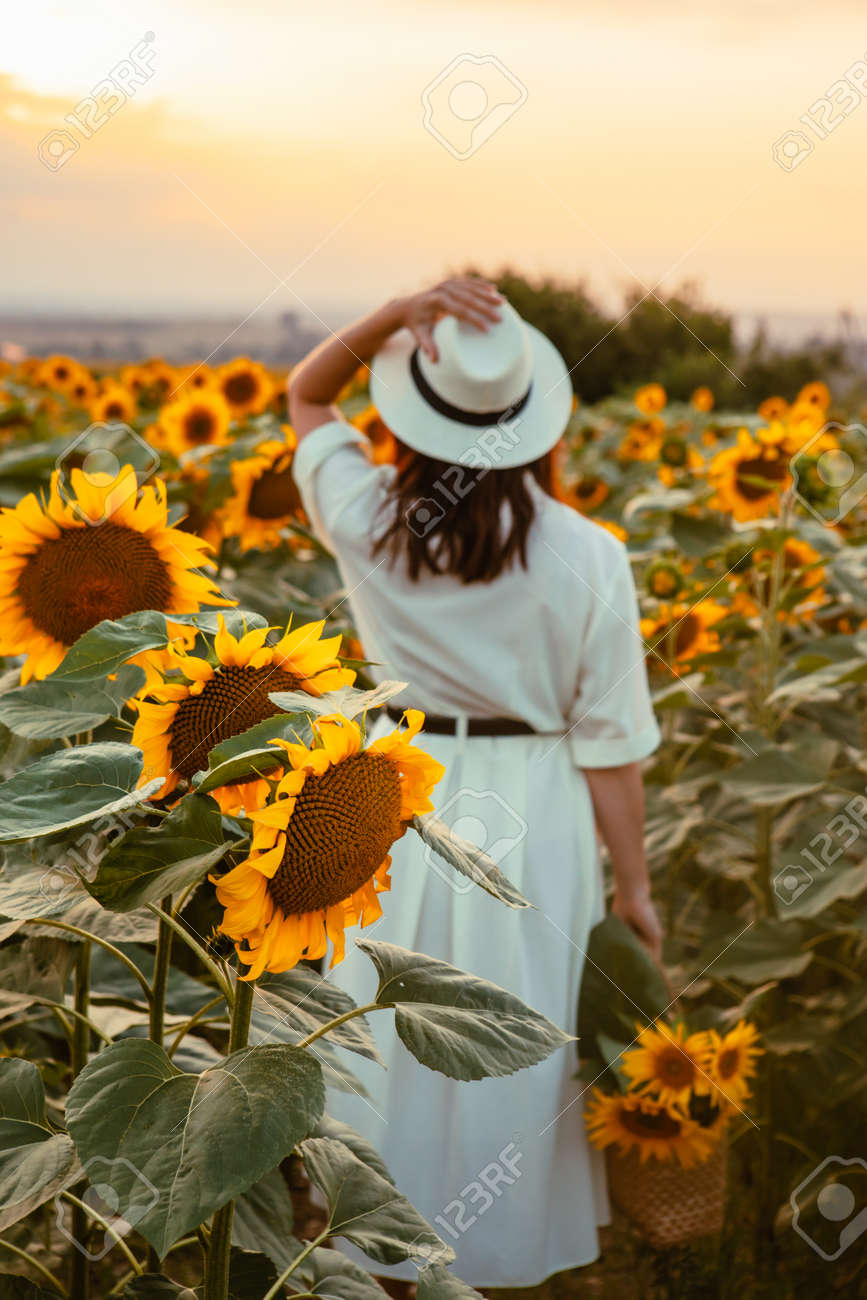 Cada rosto cansado escreve seu luto 