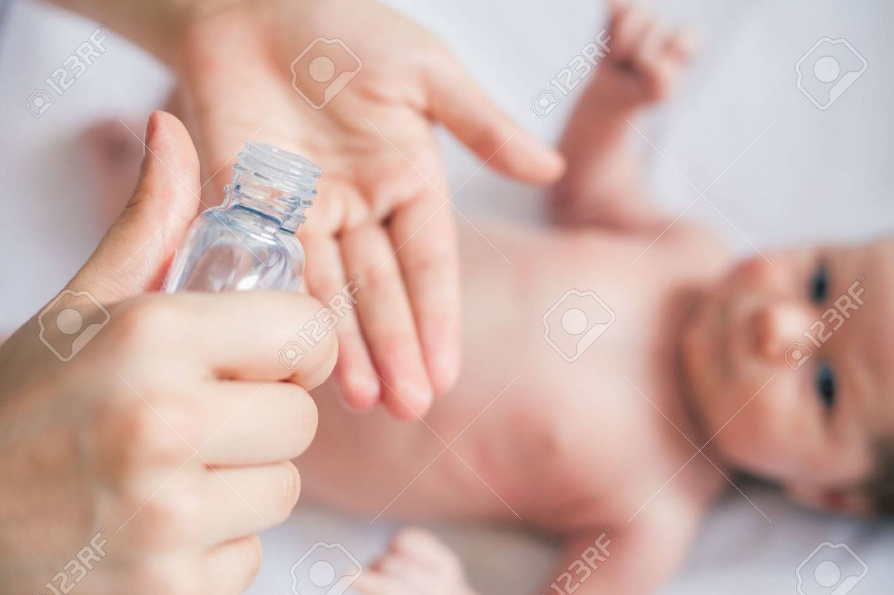 Mere Fait Massage Pour Bebe Heureux Appliquer De L Huile A La Main Avec Un Fond Blanc Banque D Images Et Photos Libres De Droits Image