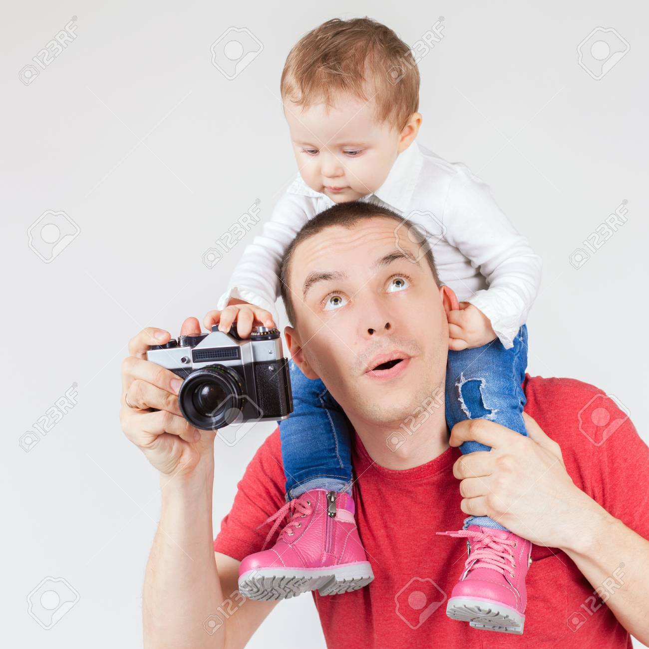 ヴィンテージの古いカメラで Selfie を作って面白い親子のイメージ 家族 白い背景 ファッション赤ちゃん カメラを見ています 趣味 の写真素材 画像素材 Image