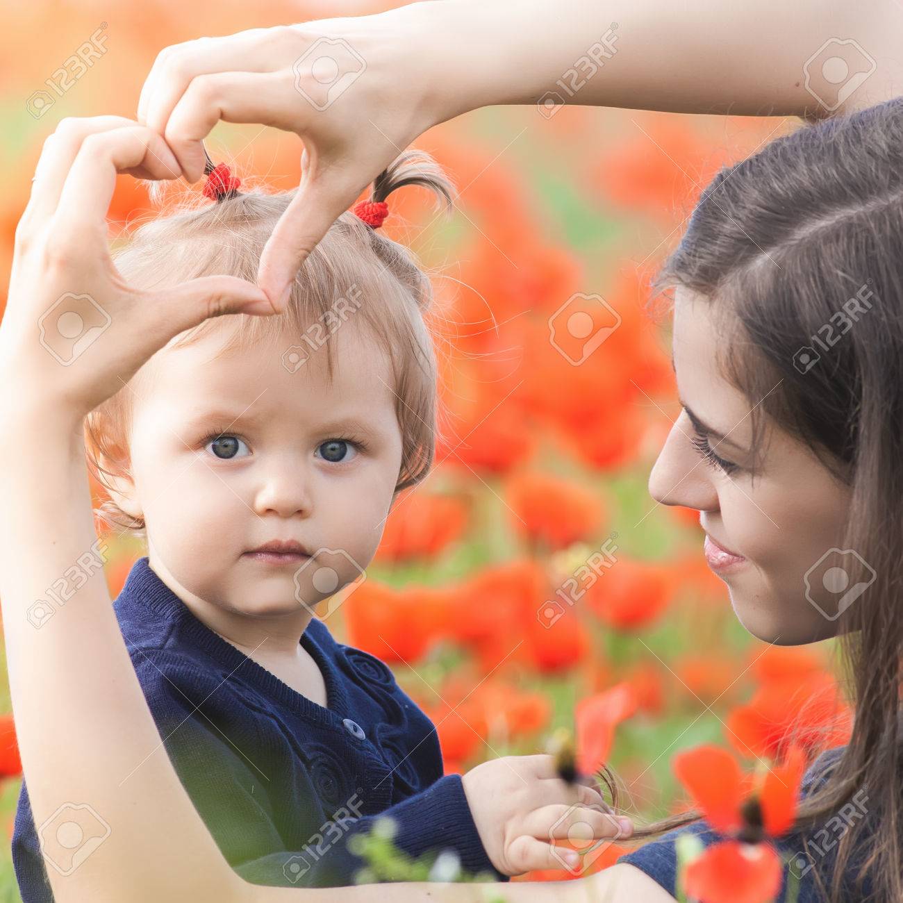Mere Avec Drole Exterieur Des Enfants Au Champ De Fleurs De Pavot Happy Family Values Bebe Fille Et Maman Les Soins De La Mere Est Le Plus Important Dans Le Bebe Lfve