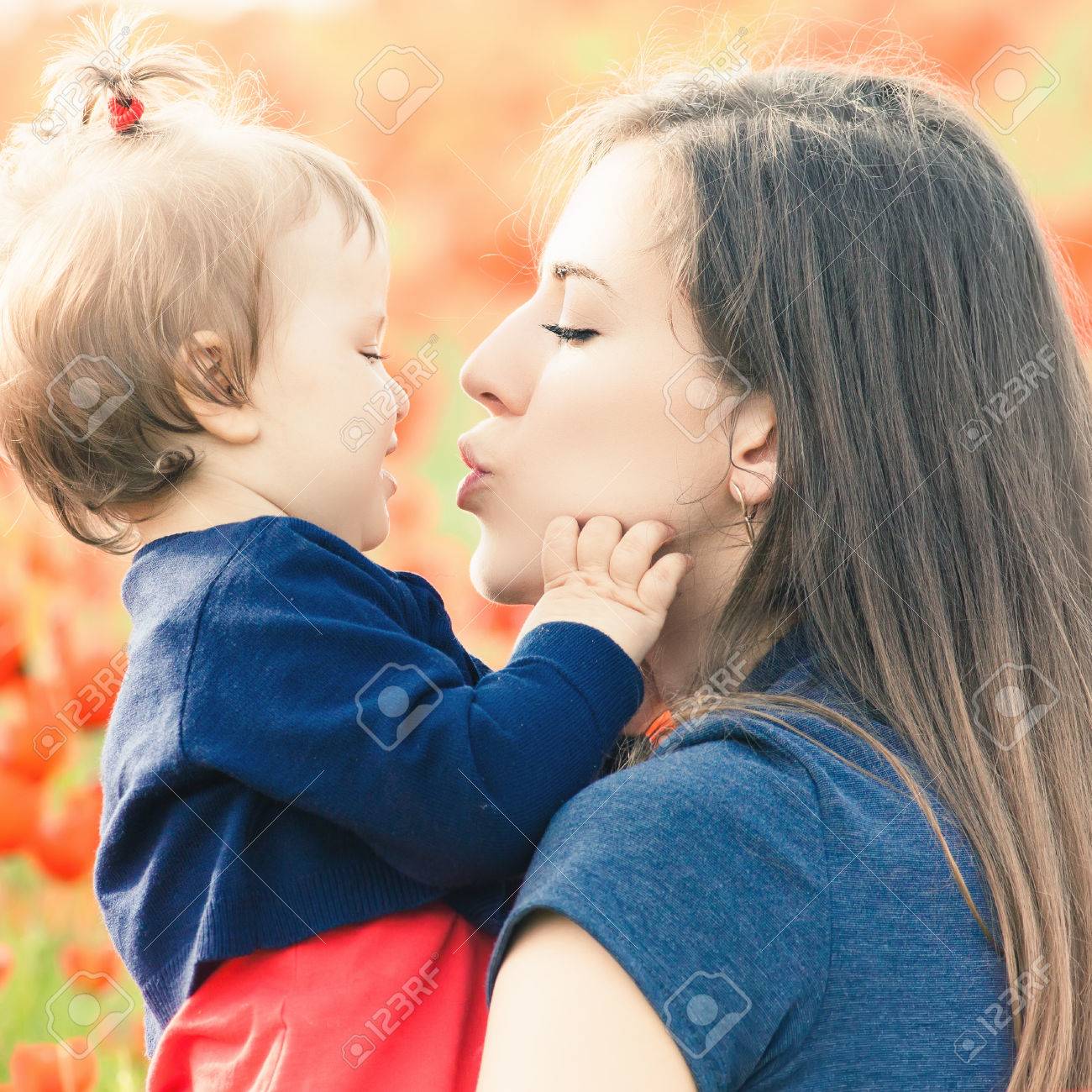 Mere Avec Drole Exterieur Des Enfants Au Champ De Fleurs De Pavot Bebe Fille Et Maman Les Soins De La Mere Est Le Plus Important Dans Le Bebe Lfve Maman Embrassant Un